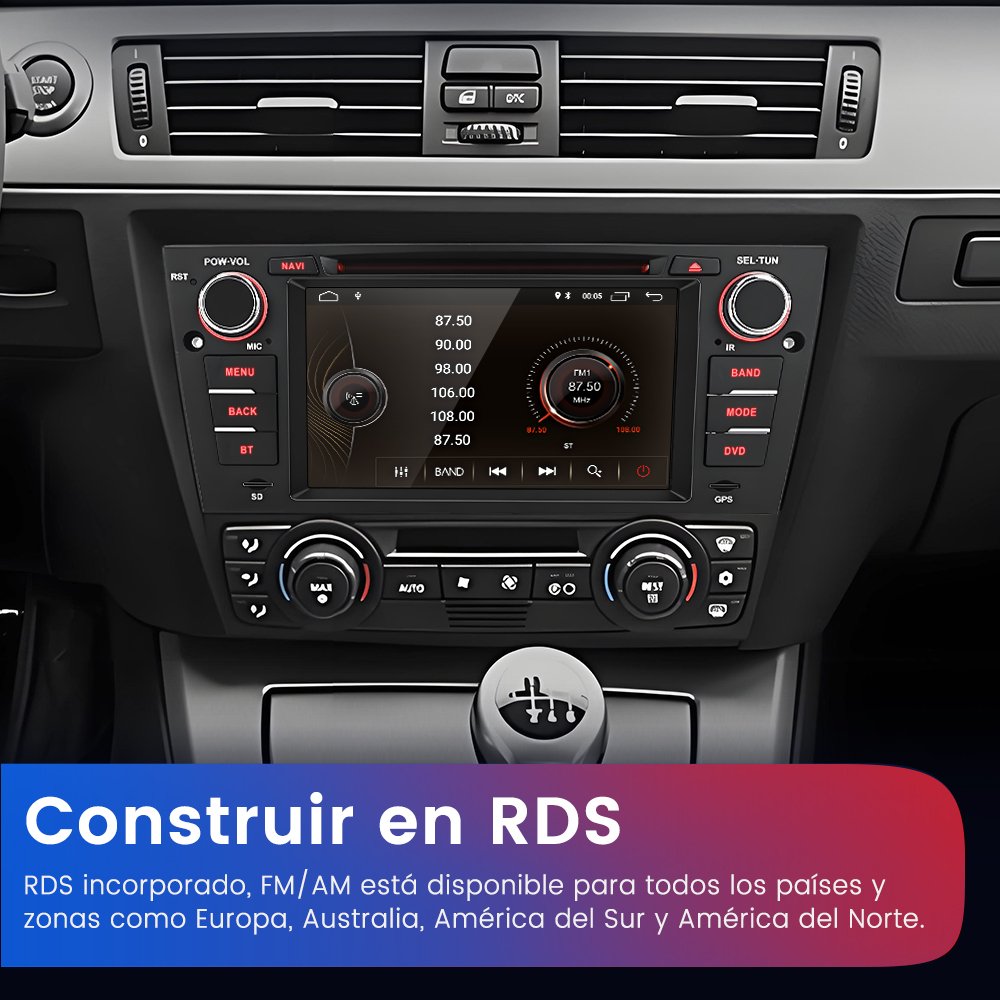 Radio de coche con pantalla que muestra frecuencias de radio. Botones y mandos rodean la pantalla. Una palanca de cambios está en primer plano.