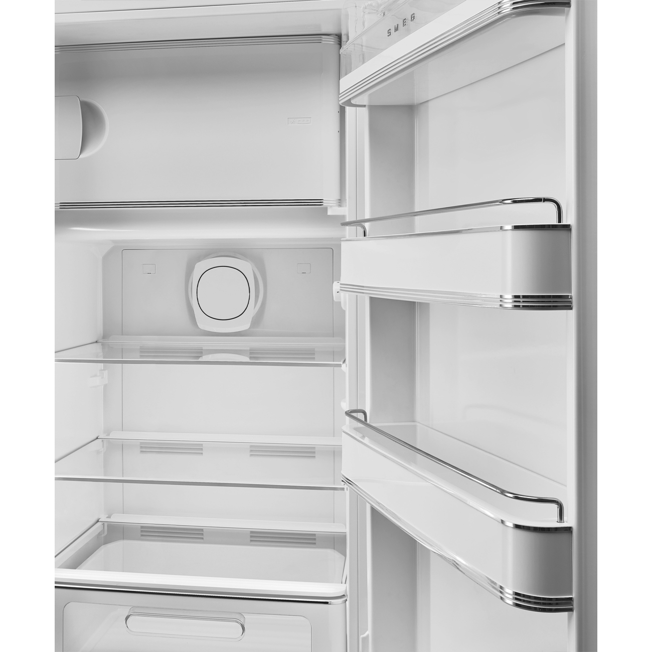 Offener weißer Kühlschrankinnenraum mit Regalen und Tür. Silberne Zierleisten und SMEG-Logo oben. Leeres, sauberes, modernes Design.