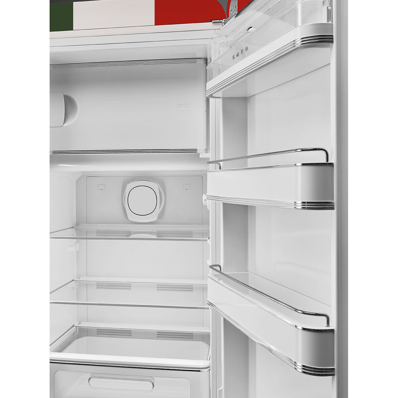 Interno frigorifero bianco aperto con ripiani in vetro. In alto bandiera italiana. Contiene vani e sfiato rotondo.