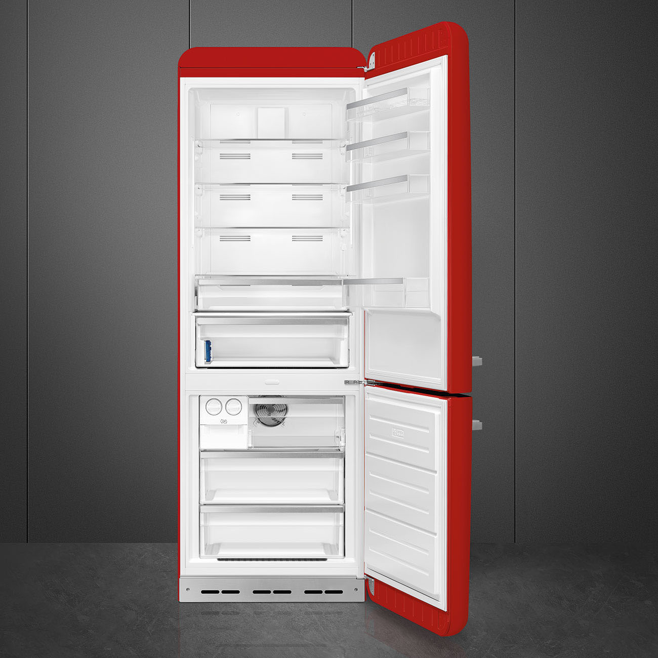 Un refrigerador Smeg rojo con las puertas abiertas. El interior tiene estantes, cajones y compartimentos. El fondo es una pared y un suelo gris oscuro.