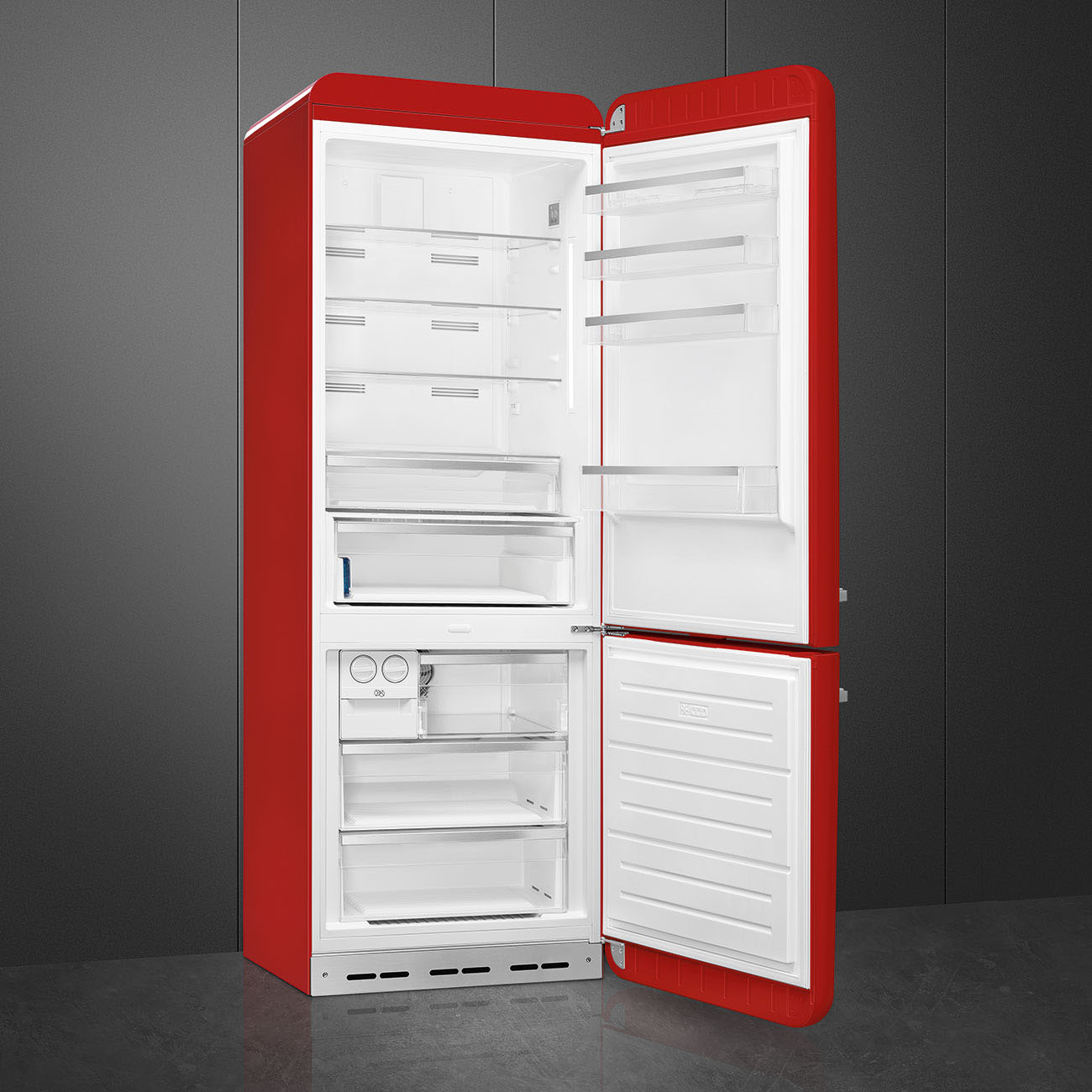 Un refrigerador rojo con las puertas abiertas. Interior con estantes y cajones. Fondo de pared gris y suelo reflectante.