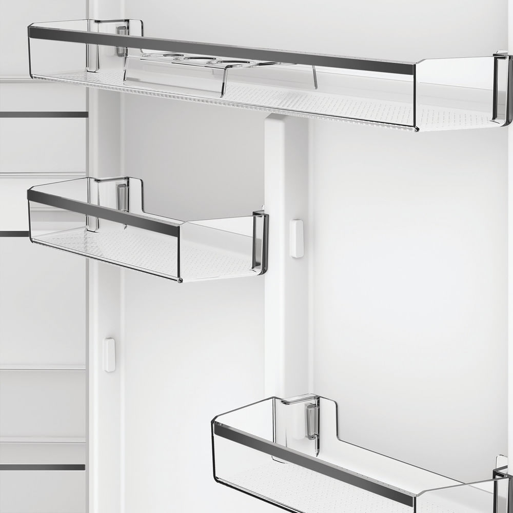 In einem Kühlschrank befinden sich drei transparente Regale mit Metallrändern. Der Hintergrund ist weiß.