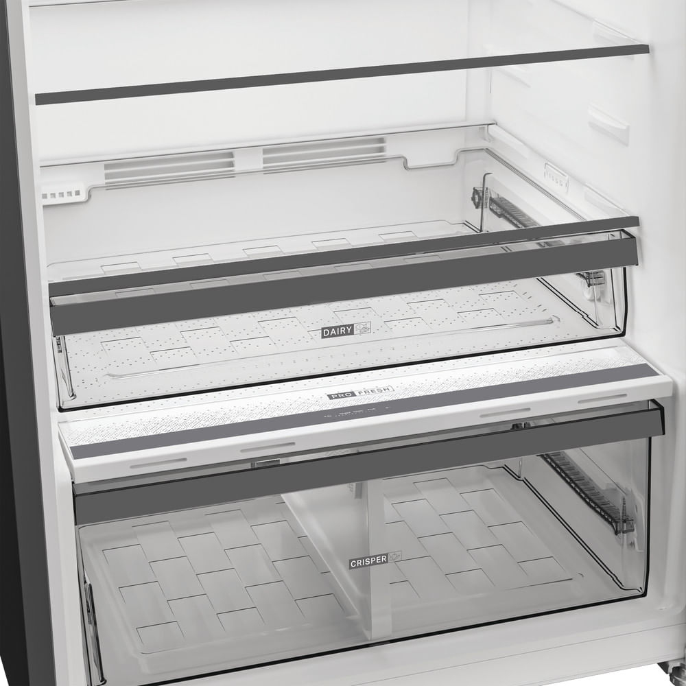 Inneres eines Kühlschranks mit Regalen und Schubladen. Die Schubladen sind mit 'Dairy', 'Pro Fresh' und 'Crisper' beschriftet. Der Innenraum ist weiß und grau.