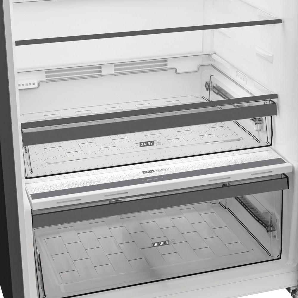 Innenraum eines Kühlschranks mit mehreren Regalen und Schubladen, beschriftet mit 'Dairy', 'Pro Fresh' und 'Crisper'. Der Kühlschrank ist weiß mit grauen Akzenten.