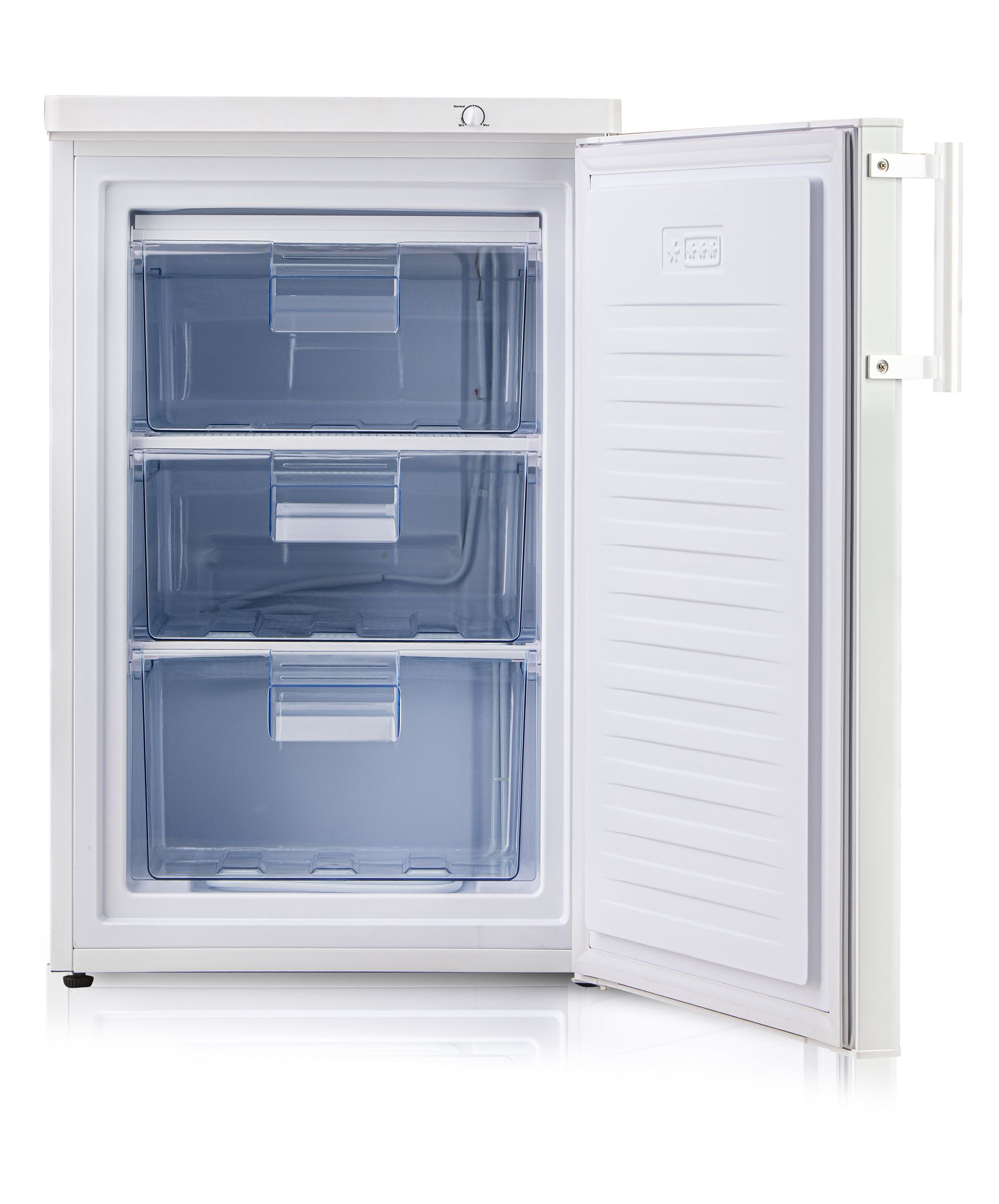 Un congélateur blanc avec une porte ouverte. Trois tiroirs bleus sont visibles à l'intérieur. La porte a une poignée.