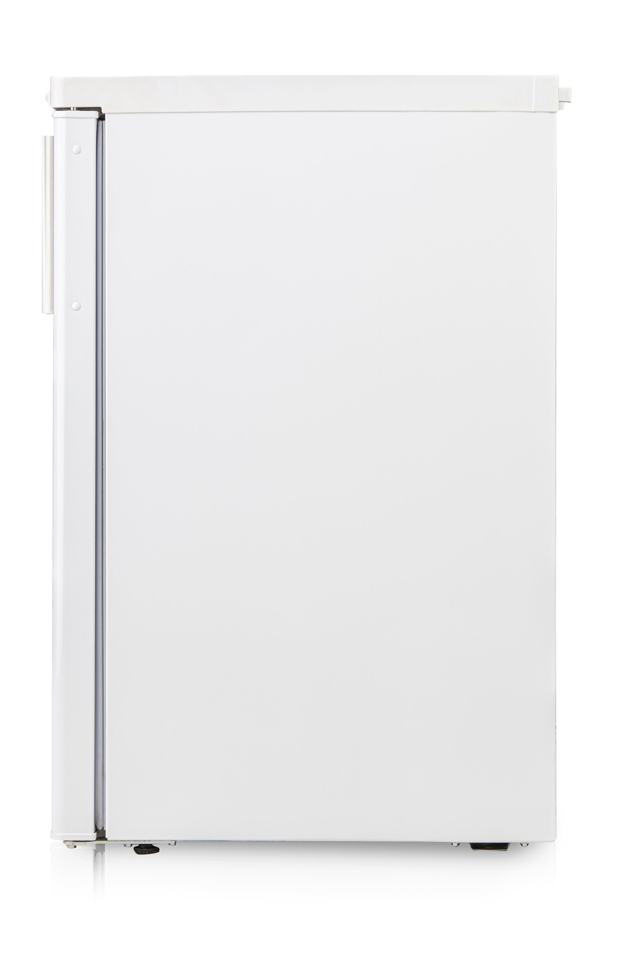 Un réfrigérateur blanc se dresse sur un fond blanc. La poignée de porte est à gauche.