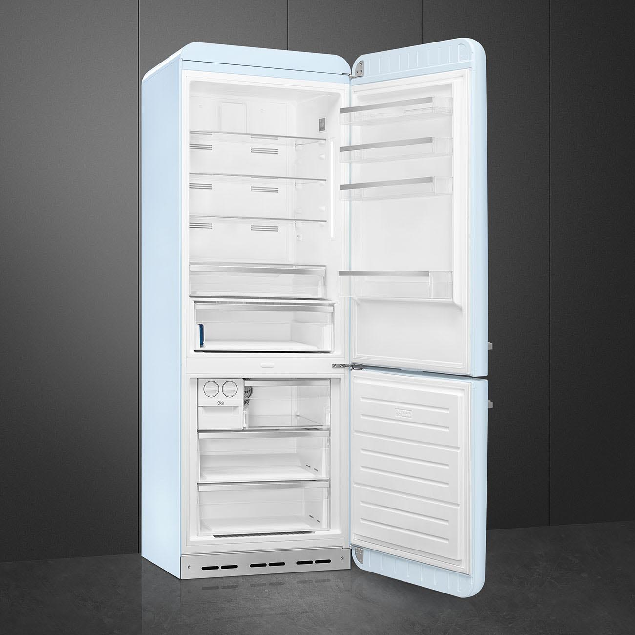 Un refrigerador retro azul claro está abierto, mostrando estantes y compartimentos. El fondo es gris oscuro.