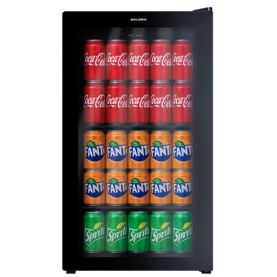 Een zwarte minikoelkast met glazen deur. Bevat Coca-Cola, Fanta en Sprite blikjes.