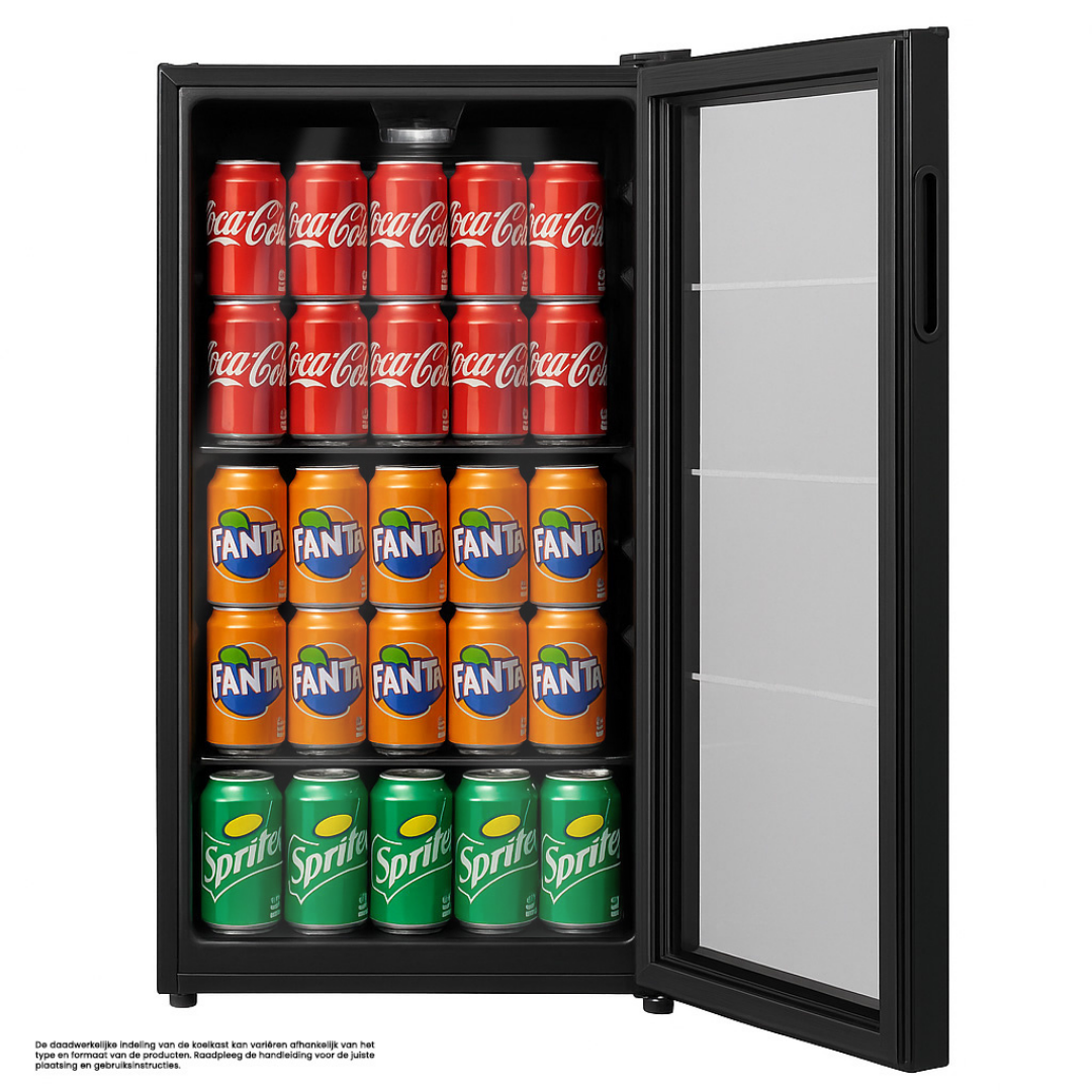 Een zwarte minikoelkast met de deur open, gevuld met Coca-Cola, Fanta en Sprite blikjes. De achtergrond is de binnenkant van de koelkast.