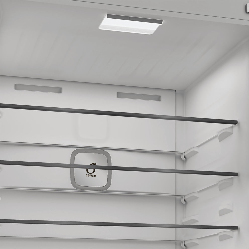 Widok wewnątrz lodówki. Posiada szklane półki, światło i panel sterowania z napisem '4th sense'.