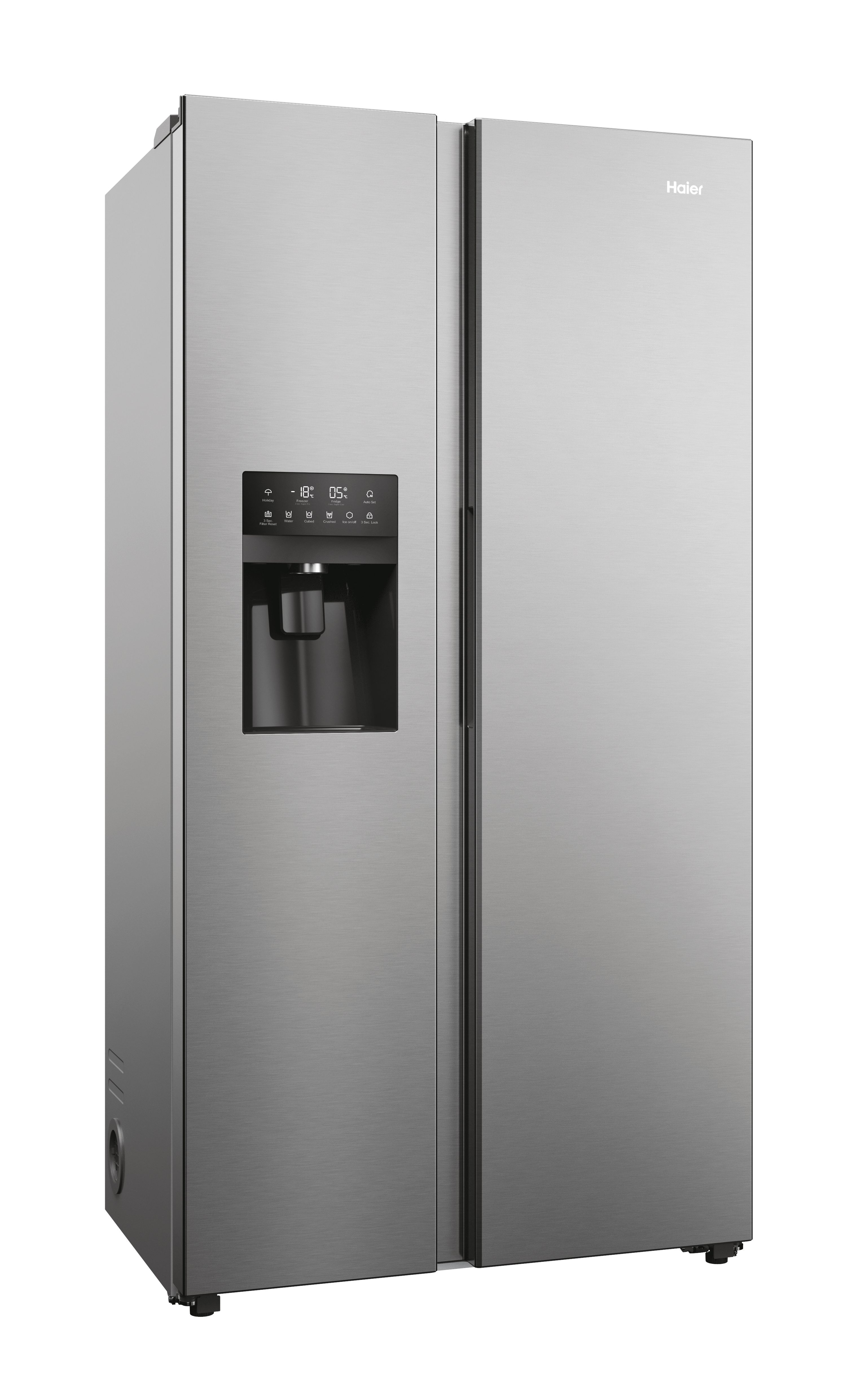 Un frigorifero Haier side-by-side in acciaio inossidabile. Ha un display digitale e un distributore d'acqua sulla porta.