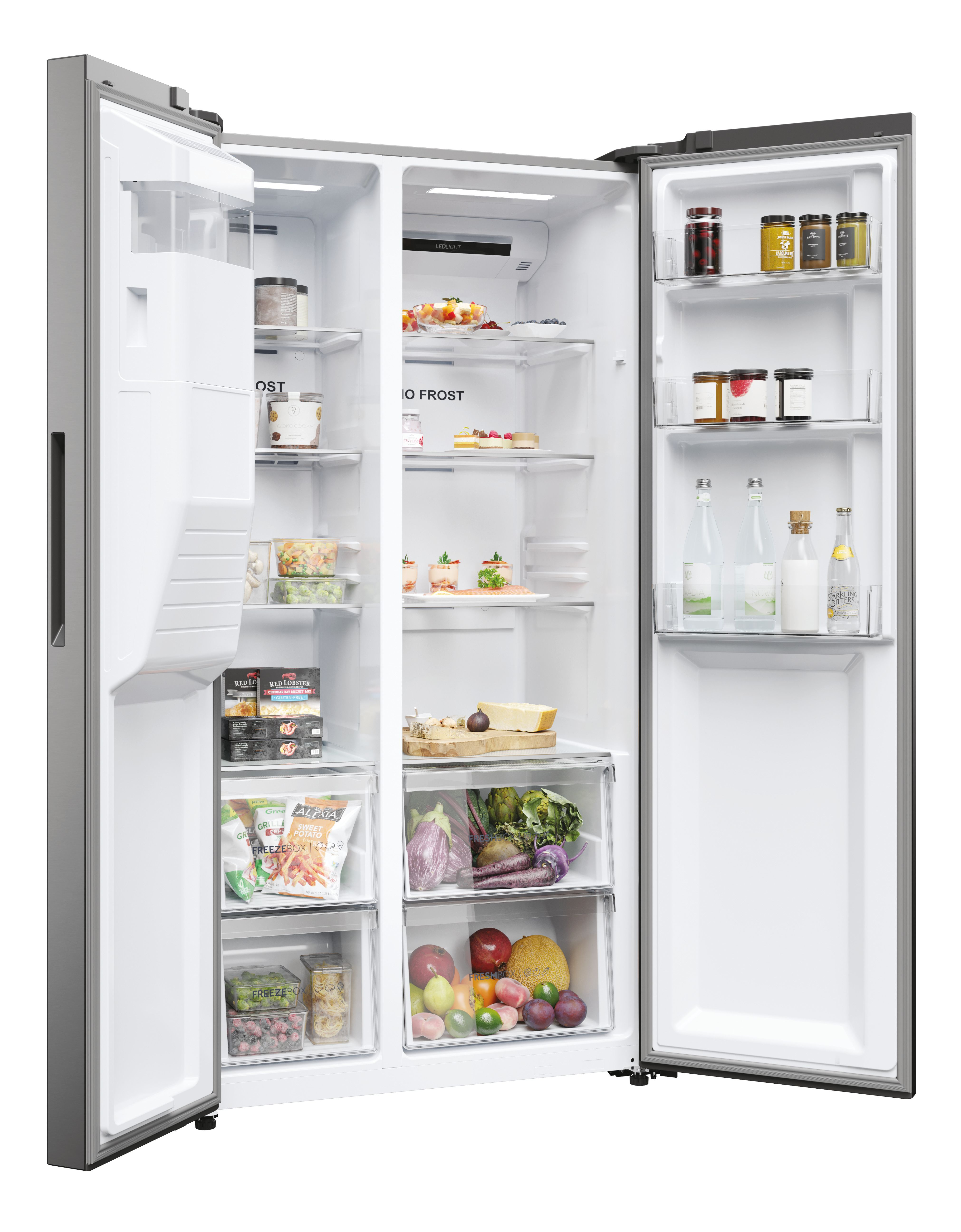 Un frigorifero moderno è aperto, che mostra vari alimenti come frutta, verdura e articoli confezionati su scaffali e cassetti.