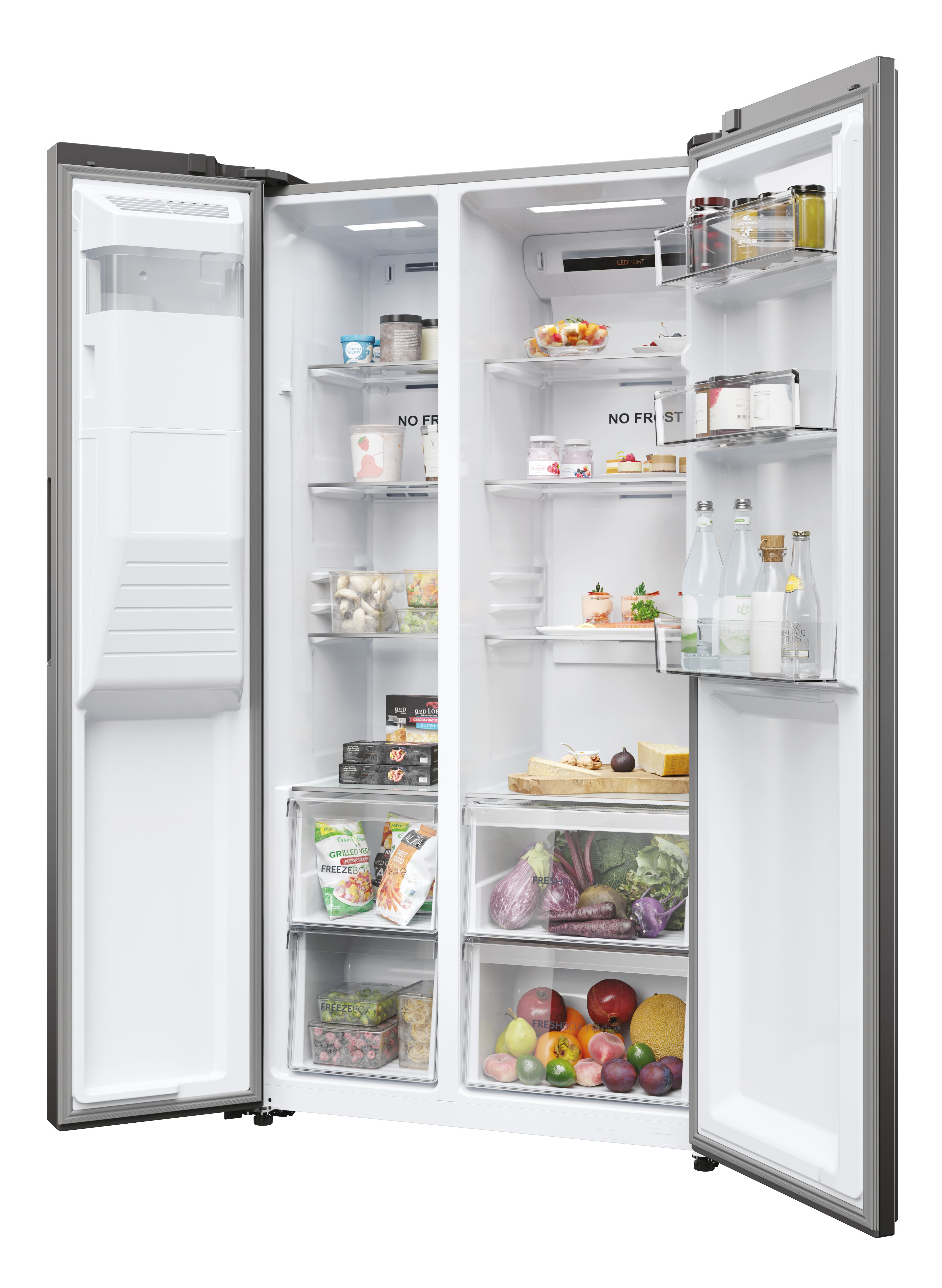 Un frigorifero moderno e aperto pieno di cibo: frutta, verdura, bevande e pasti surgelati.