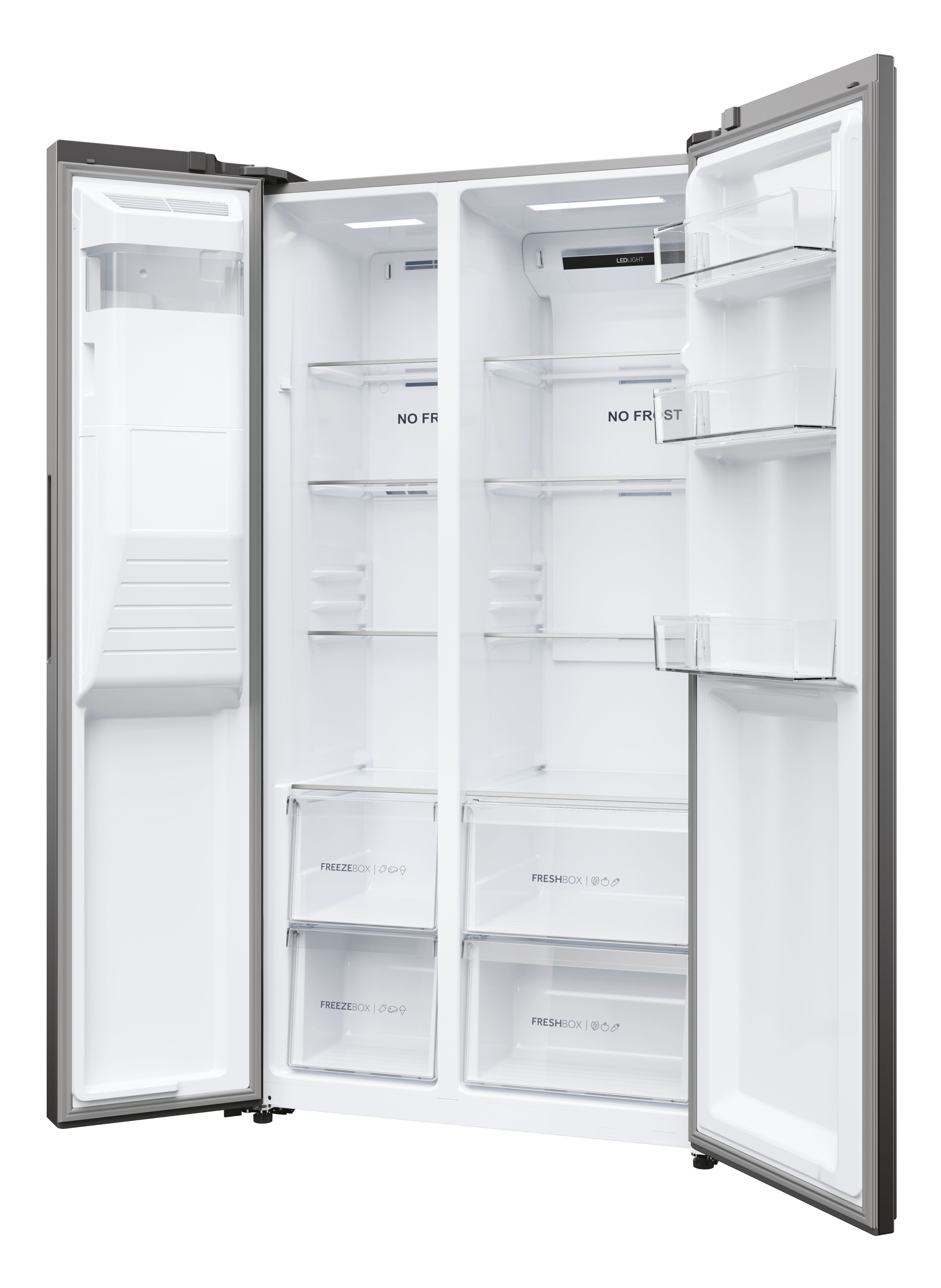 Frigorifero side-by-side aperto. L'interno è bianco con ripiani, cassetti e luci a LED. Porte aperte.