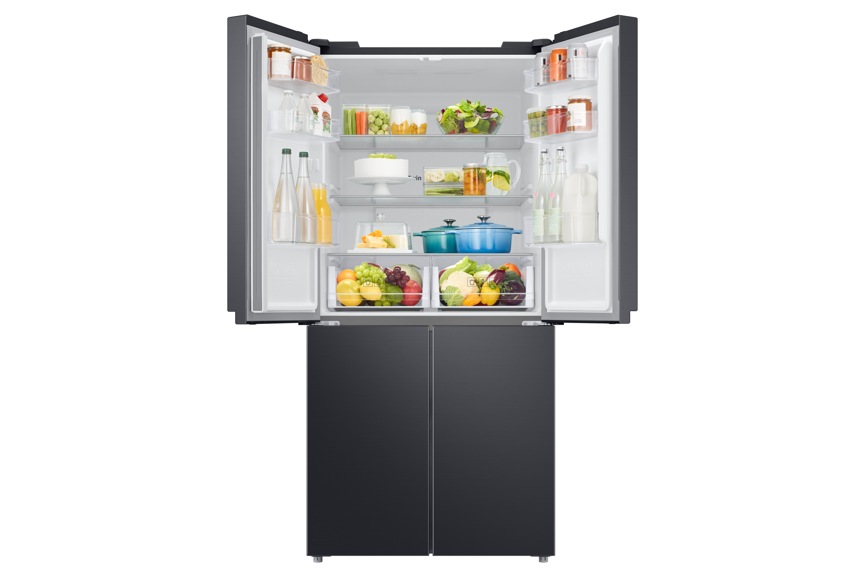 Un refrigerador moderno está abierto, revelando alimentos. Se ven frutas, verduras, bebidas y platos en el interior, con exterior negro.