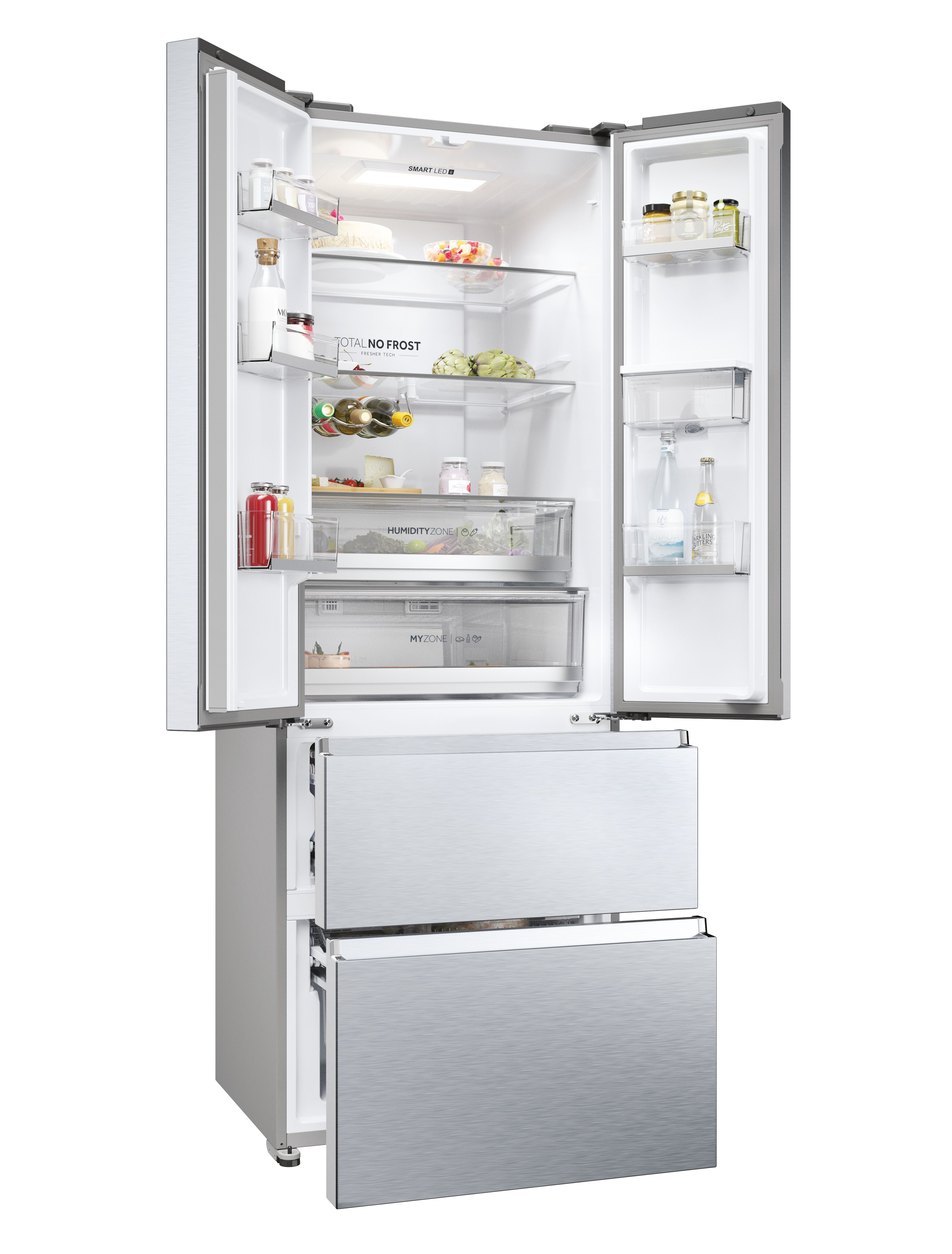 Frigorifero in acciaio inox aperto con cibo all'interno. I cassetti del congelatore sono aperti. Sfondo bianco.