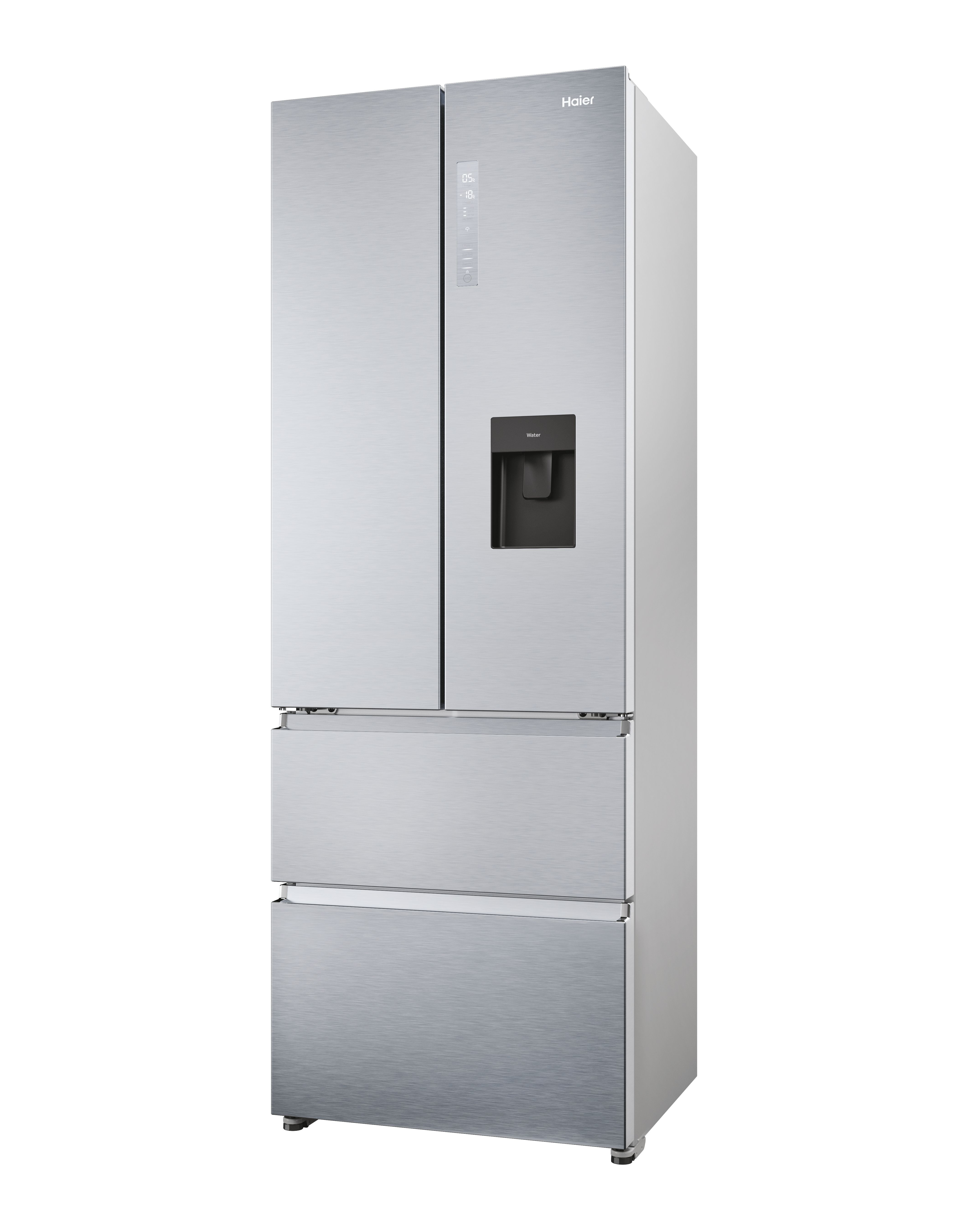 Un frigorifero Haier argentato a quattro porte. Ha un distributore d'acqua e un display digitale. Sfondo bianco.