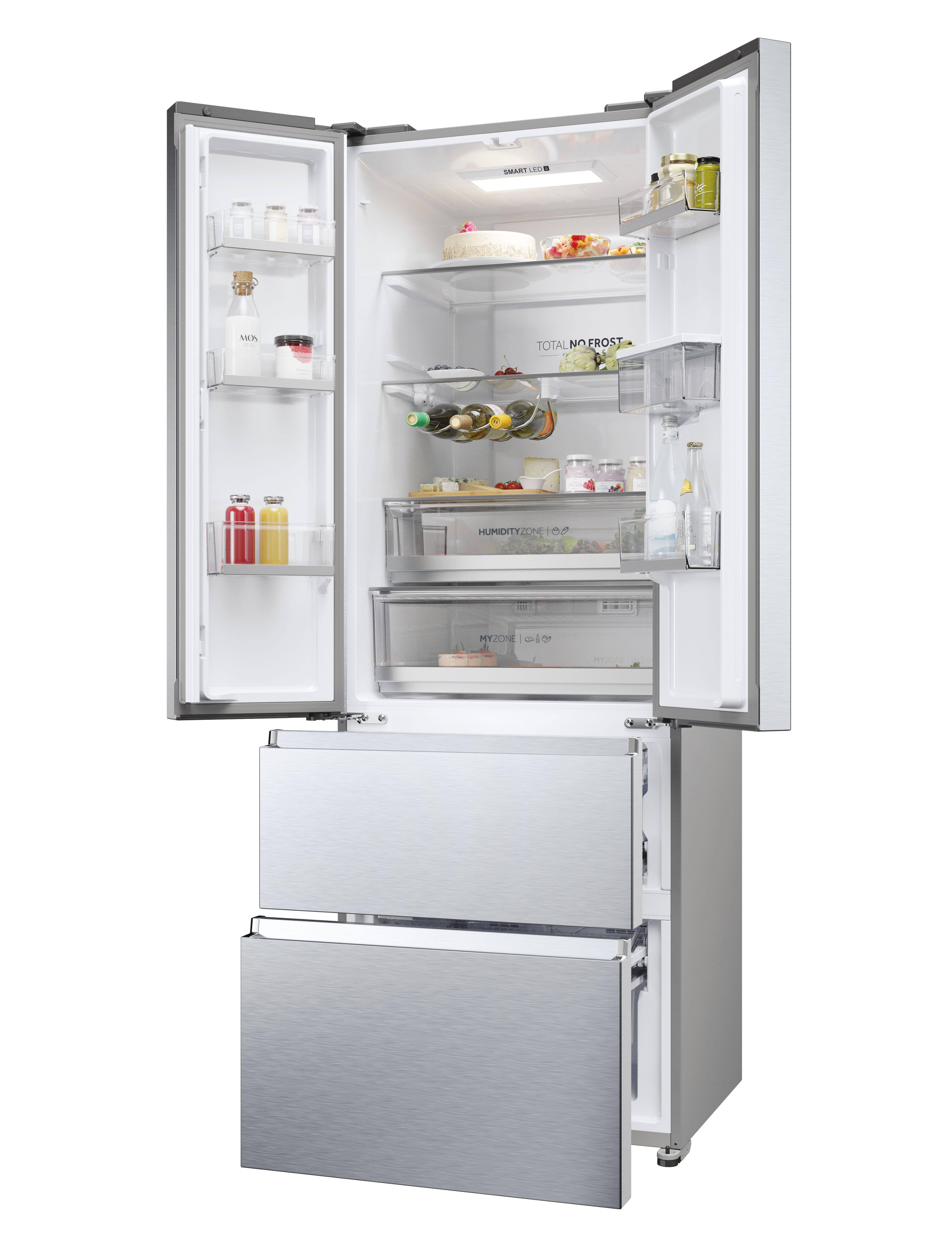 Frigorifero aperto che mostra il contenuto: cibo, bevande e ripiani. Porte in acciaio inox. Sfondo bianco.