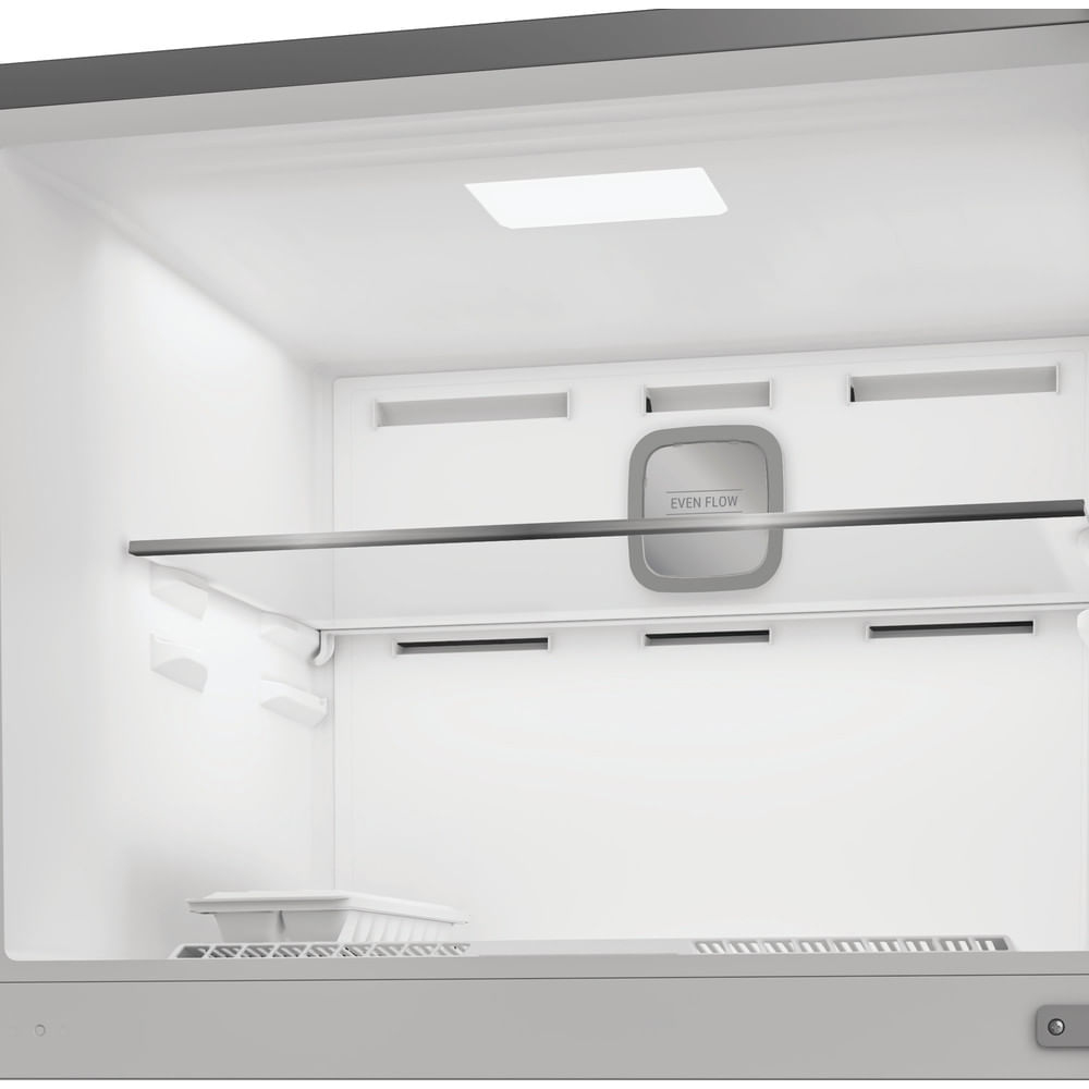 Interno di un frigorifero bianco con un ripiano. C'è uno sfogo a flusso uniforme e una luce.