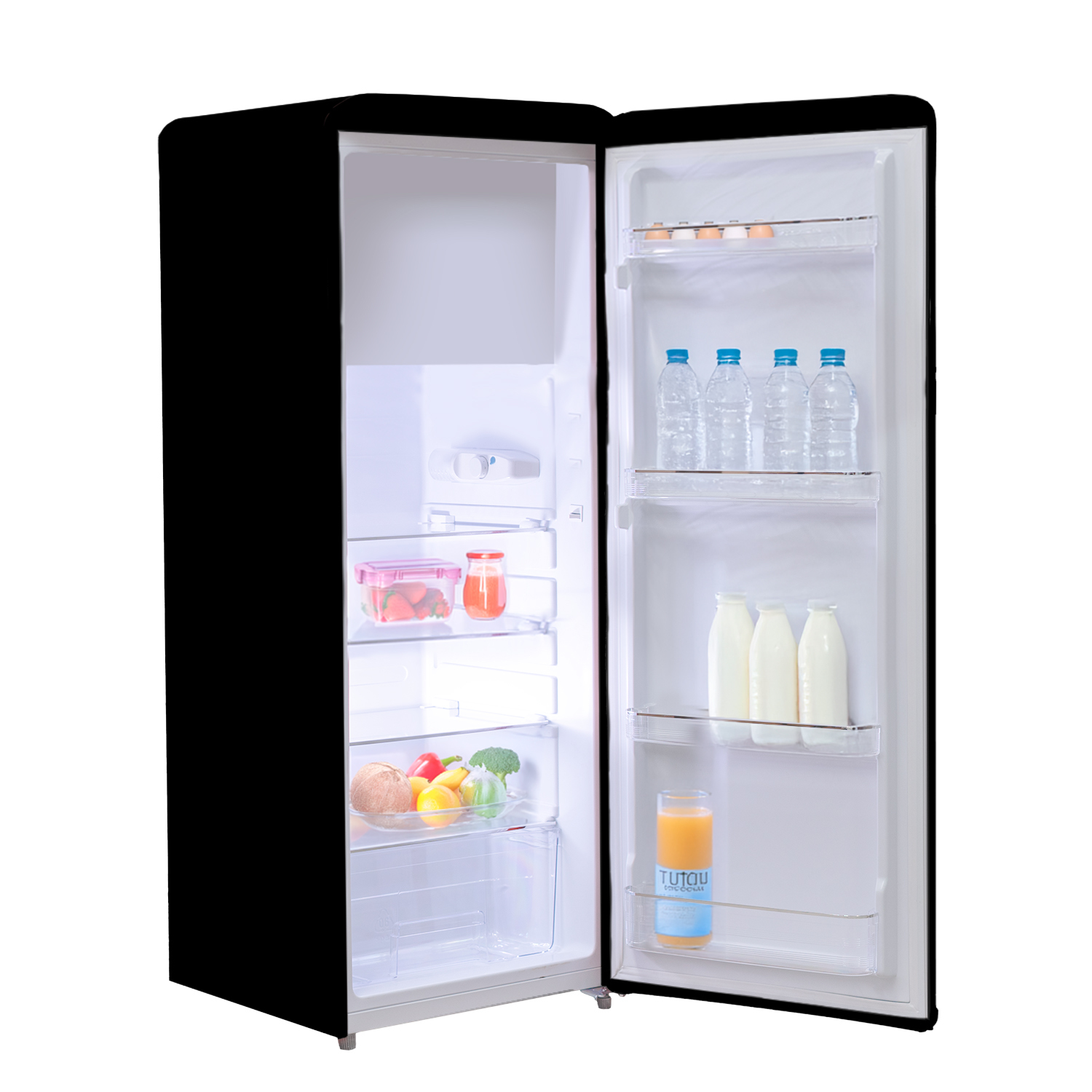 Frigorifero nero aperto. All'interno bottiglie d'acqua, di latte, succo, frutta, verdura e uova. La porta è aperta.