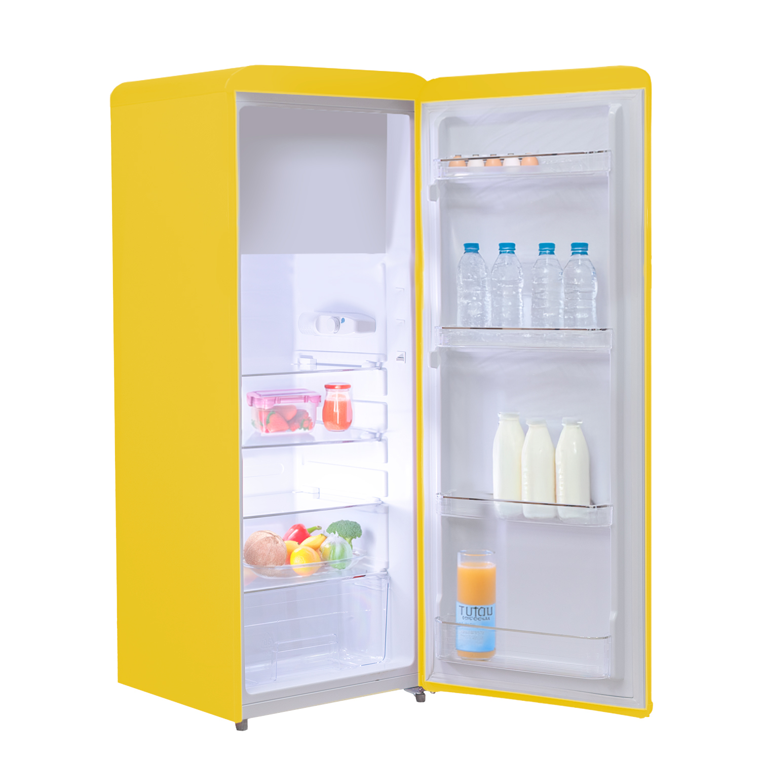 Un frigorifero giallo con la porta aperta. All'interno bottiglie d'acqua, latte, uova, frutta, verdura e succo.