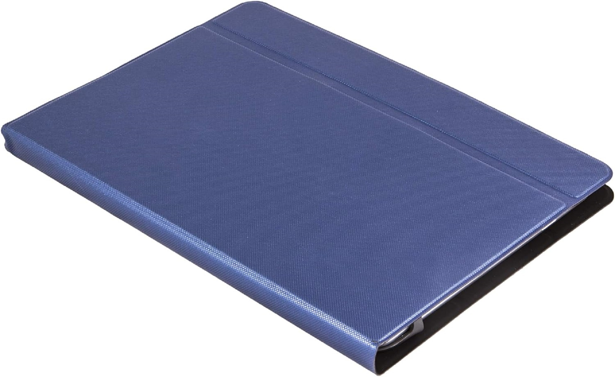 Una funda azul para tableta está sobre una superficie blanca. La funda está cerrada y tiene una superficie texturizada con una costura en el medio.