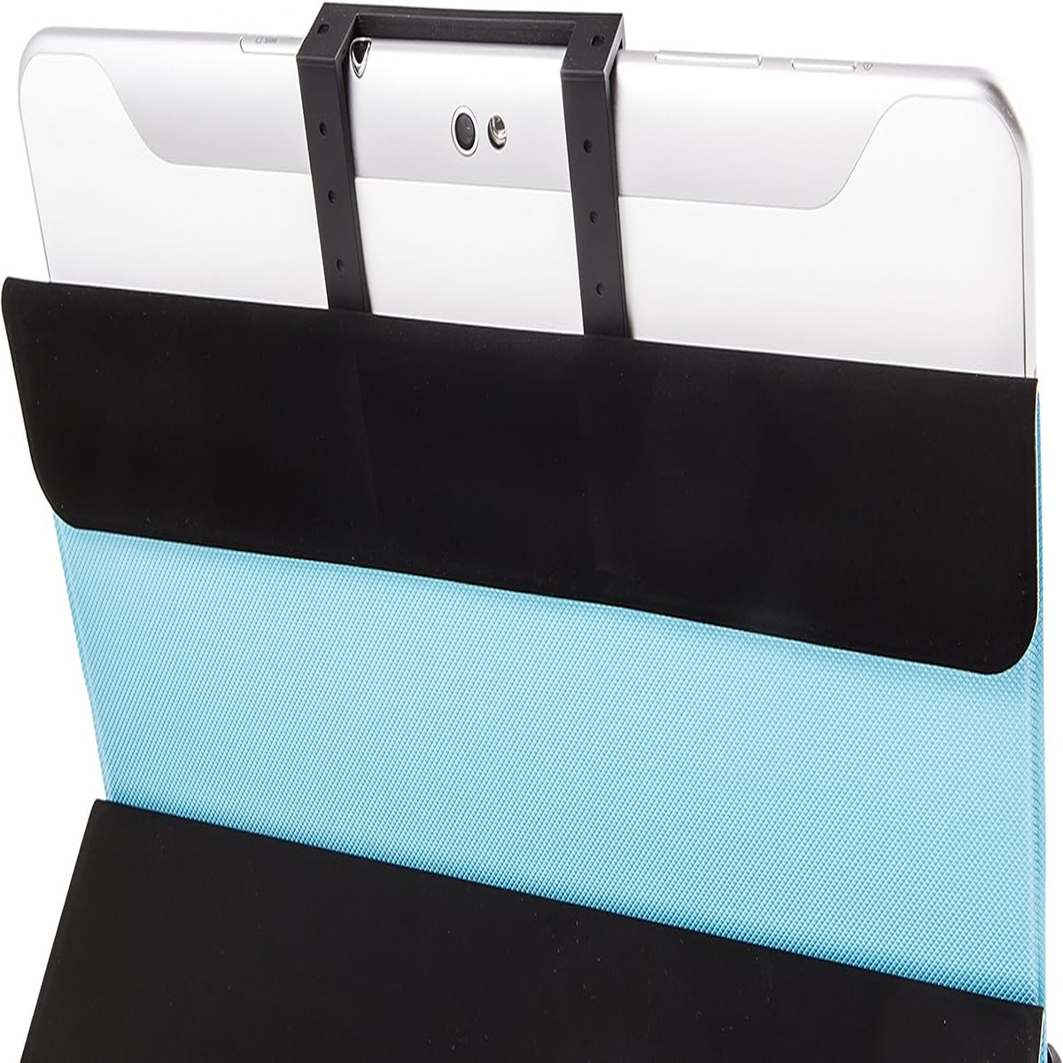 Una tableta en un soporte negro, con una funda negra y azul. La tableta es plateada y la funda es de tela azul.
