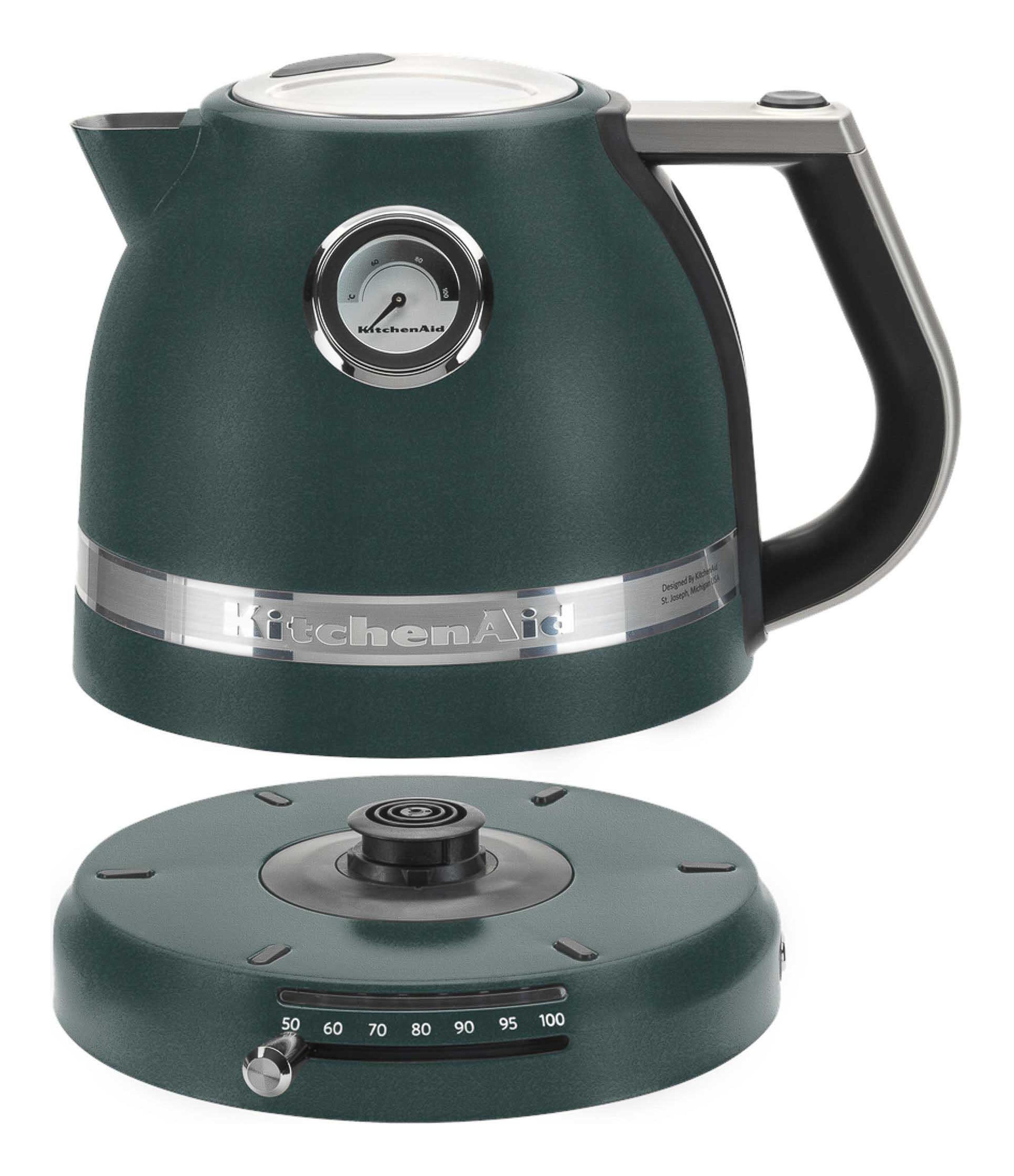 Ein grüner KitchenAid-Wasserkocher mit Temperaturanzeige. Er steht auf einem passenden Sockel mit Temperaturregler.