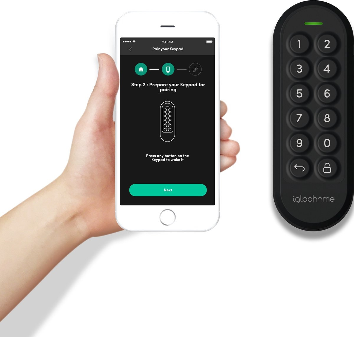 Eine Hand hält ein Telefon mit Einrichtungsanweisungen neben einem schwarzen Keypad. Das Keypad hat die Zahlen 0-9 und andere Funktionstasten.
