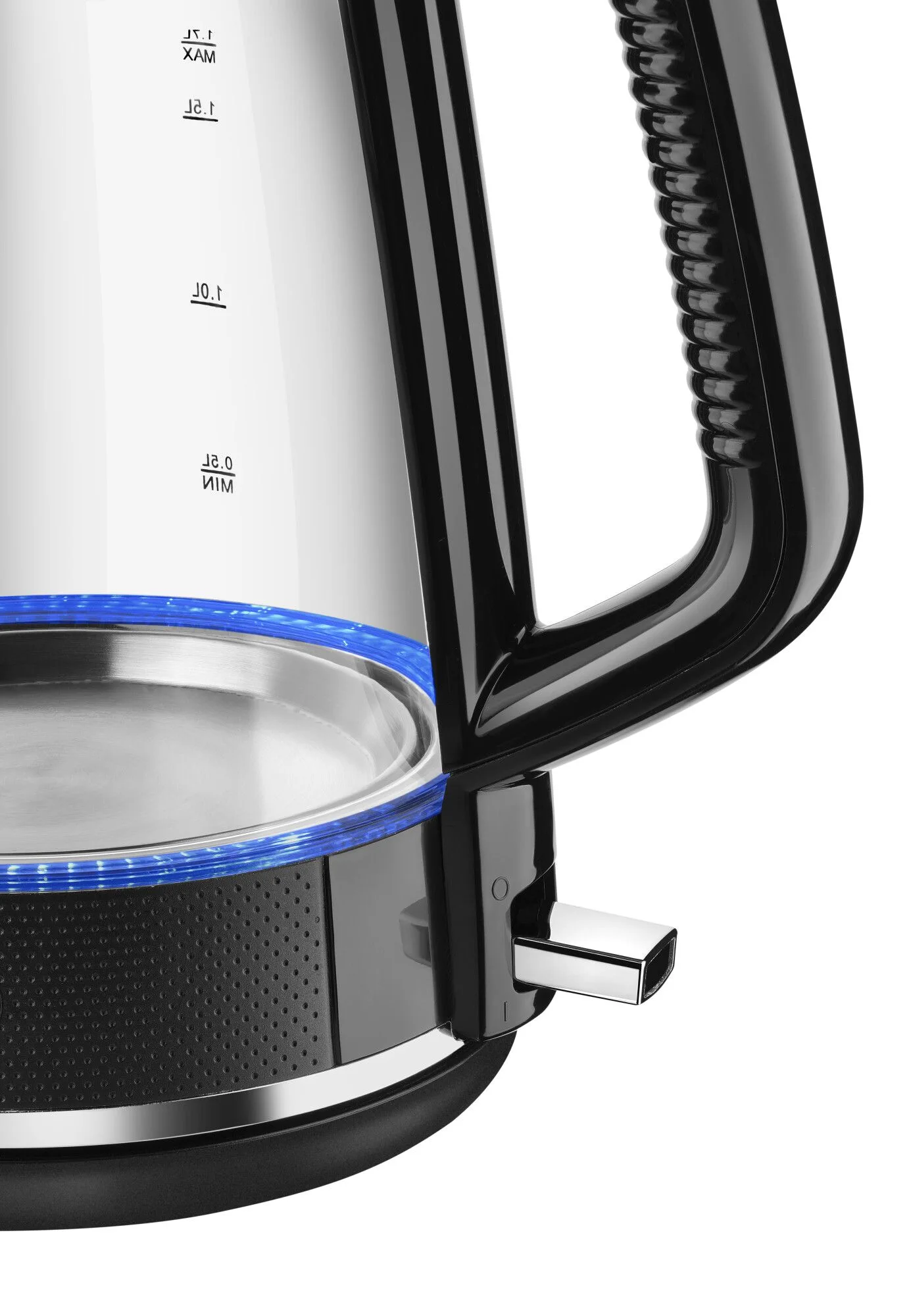 Nahaufnahme eines elektrischen Glaswasserkochers mit schwarzem Griff, blauem Licht und Wasserstandsanzeigen. Der Schalter ist silberfarben.