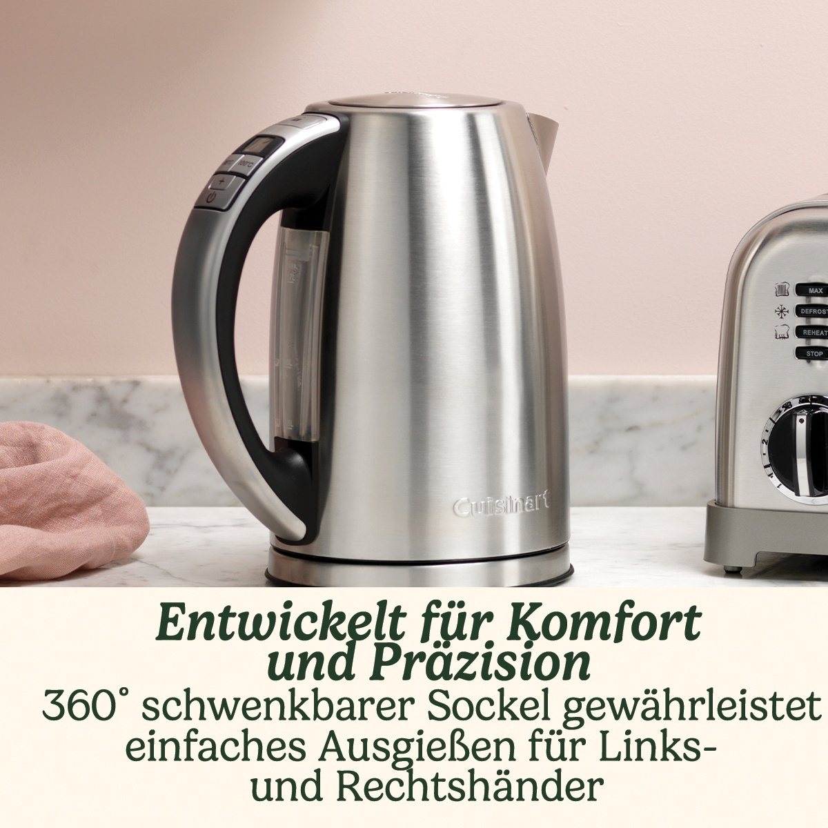 Ein Edelstahl-Wasserkocher und ein Toaster stehen auf einer Theke. Deutscher Text bewirbt die Funktionen des Wasserkochers.