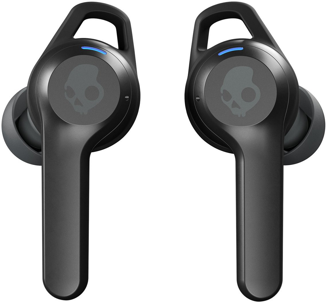 Due auricolari Skullcandy neri. Ognuno ha un logo a teschio, una luce blu e un anello. Sfondo bianco.