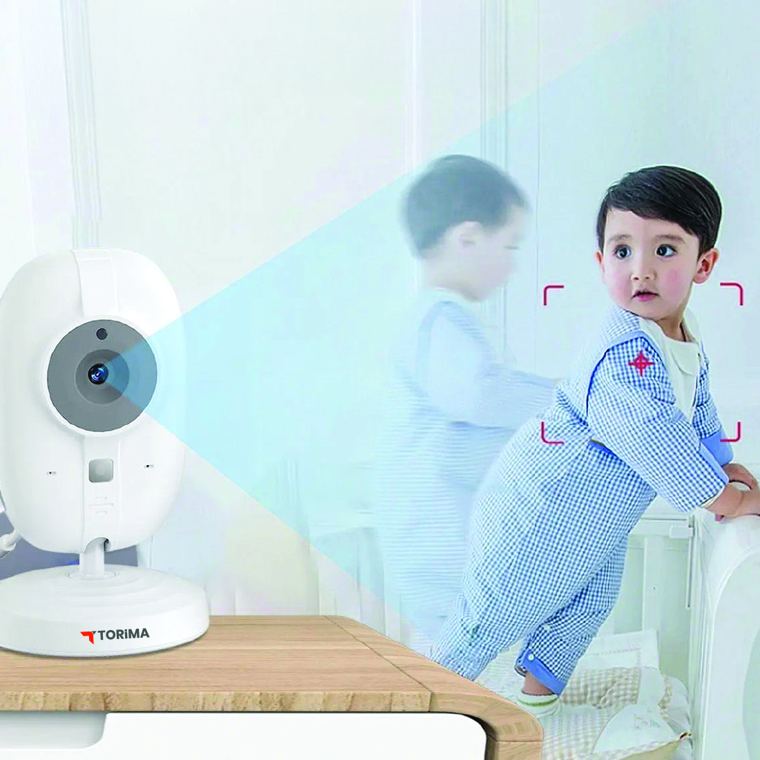 Bir bebek monitörü, bir beşik içindeki bir bebeğe odaklanmıştır. Bebek mavi bir pijama giyiyor. Bebeğin hayalet görüntüsü görülebilir.