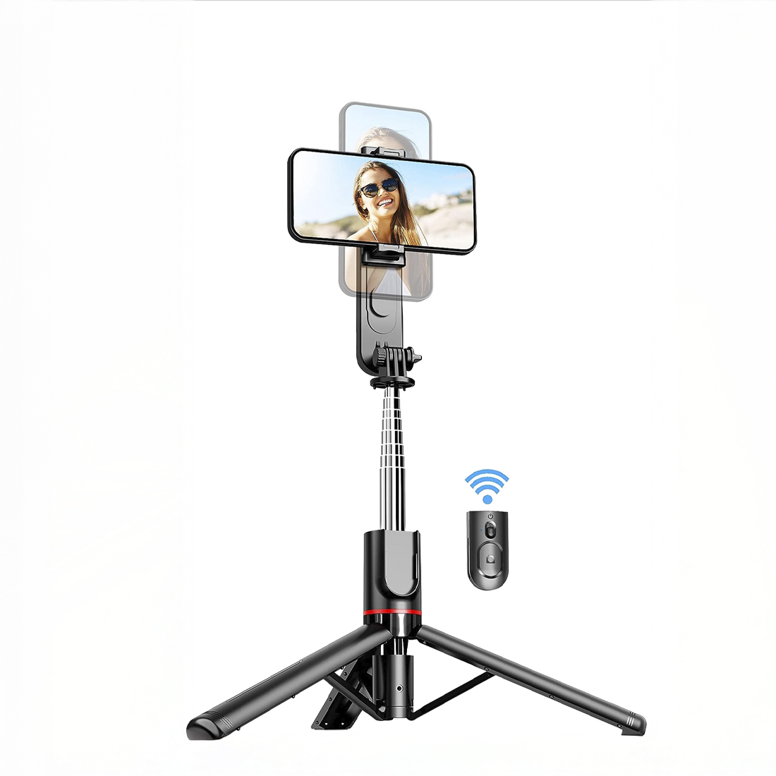 Bir kadının görüntüsünü gösteren bir telefonla bir selfie çubuğu. Bir tripod üzerinde duruyor. Yakınlarda bir uzaktan kumanda var. Arka plan beyaz.