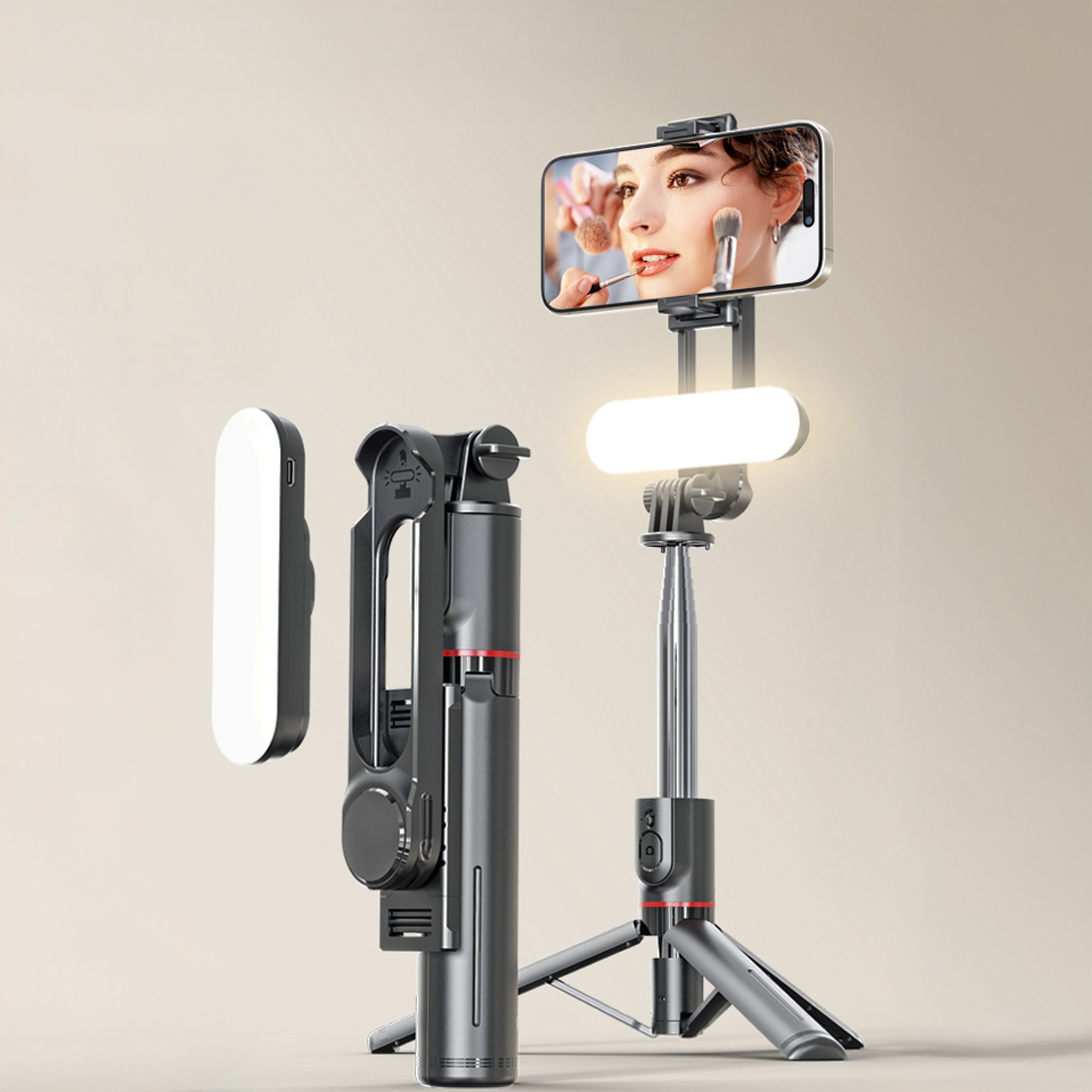 Bir tripod üzerindeki bir telefon, makyaj yapan bir kişiyi gösteriyor. Ayrıca ayrılabilir bir ışık ve katlanmış bir selfie çubuğu da var.