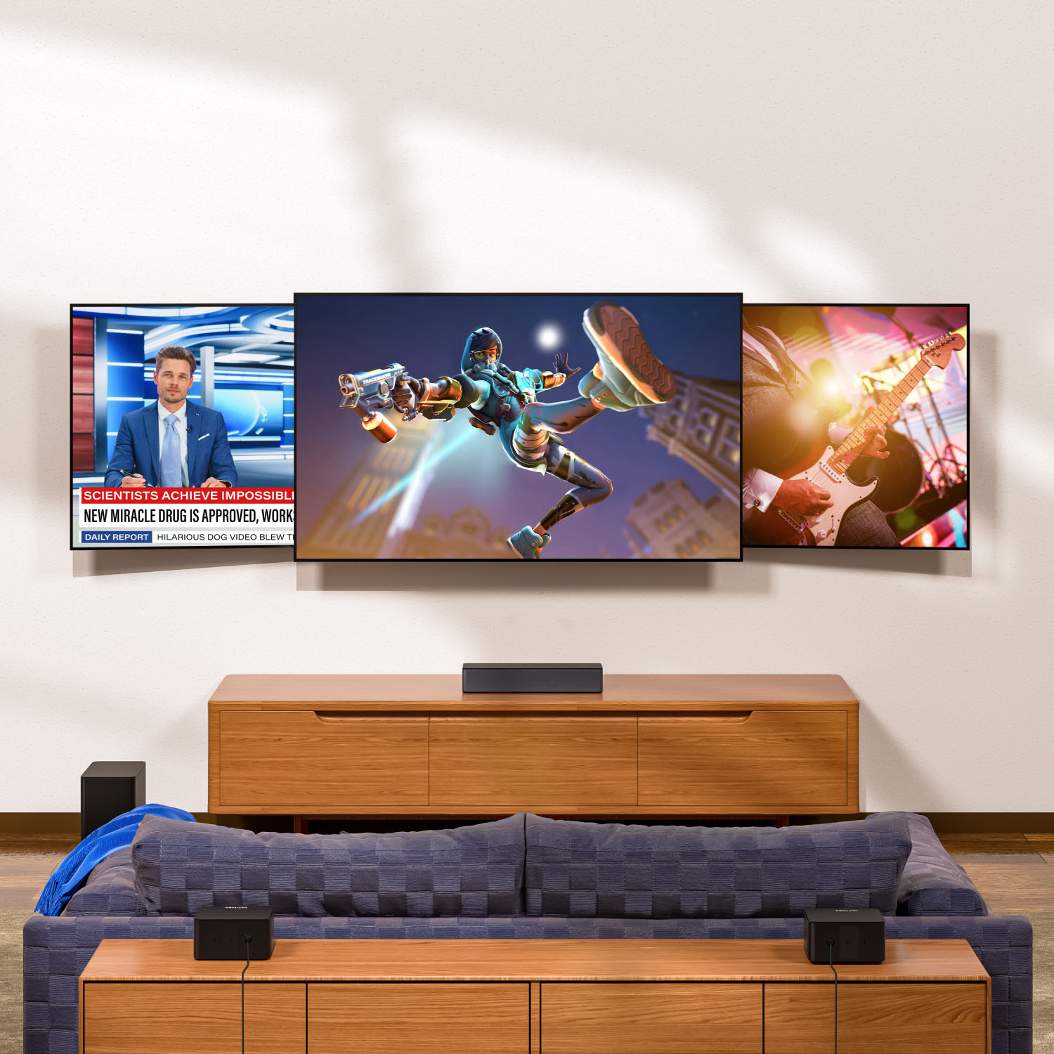 Wohnzimmer-Setup mit drei Bildschirmen, die Nachrichten, einen Spielcharakter und einen Gitarristen zeigen. Es gibt eine Couch und einen Holzschrank.