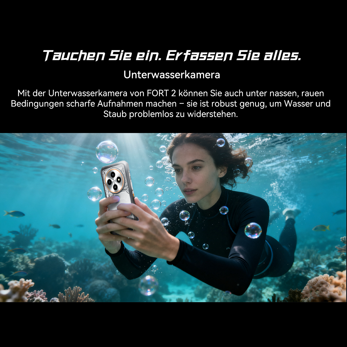 Eine Frau unter Wasser, die mit einem Telefon in einer transparenten Hülle ein Foto macht. Blasen schweben um sie herum und Korallen sind sichtbar.