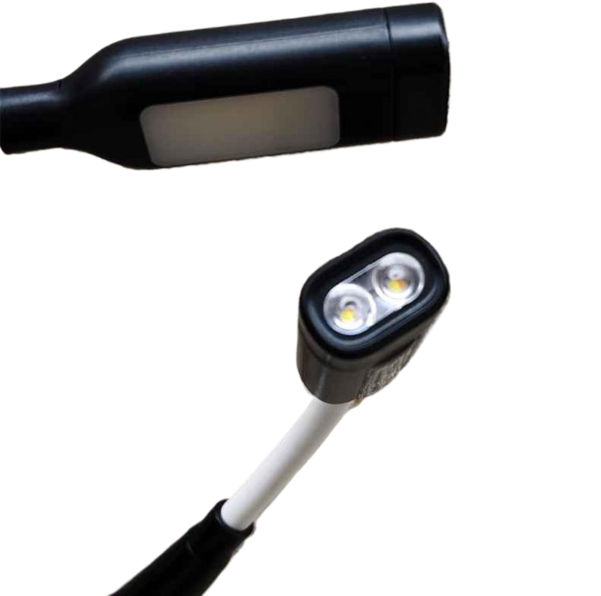 Zwei schwarze LED-Leuchten mit weißen Stielen. Die obere Leuchte ist rechteckig. Die untere Leuchte hat zwei Glühbirnen.