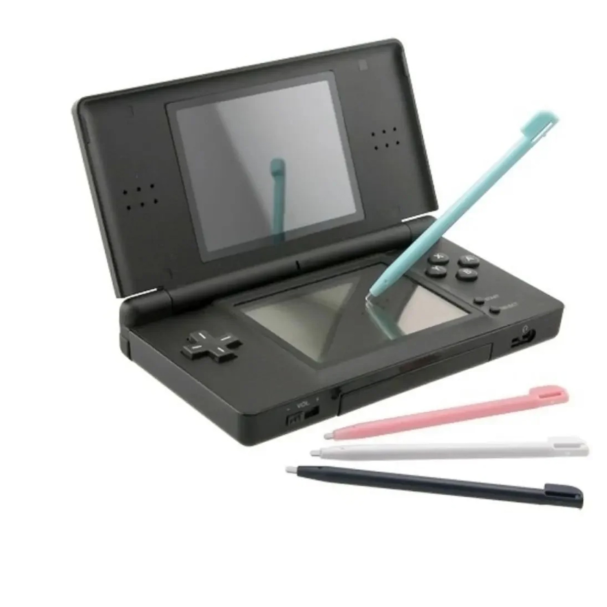 Ein schwarzes Nintendo DS mit einem tealfarbenen Stift. Pinke, weiße und schwarze Stifte sind darunter. Der Bildschirm ist geöffnet, und ein weißer Hintergrund.