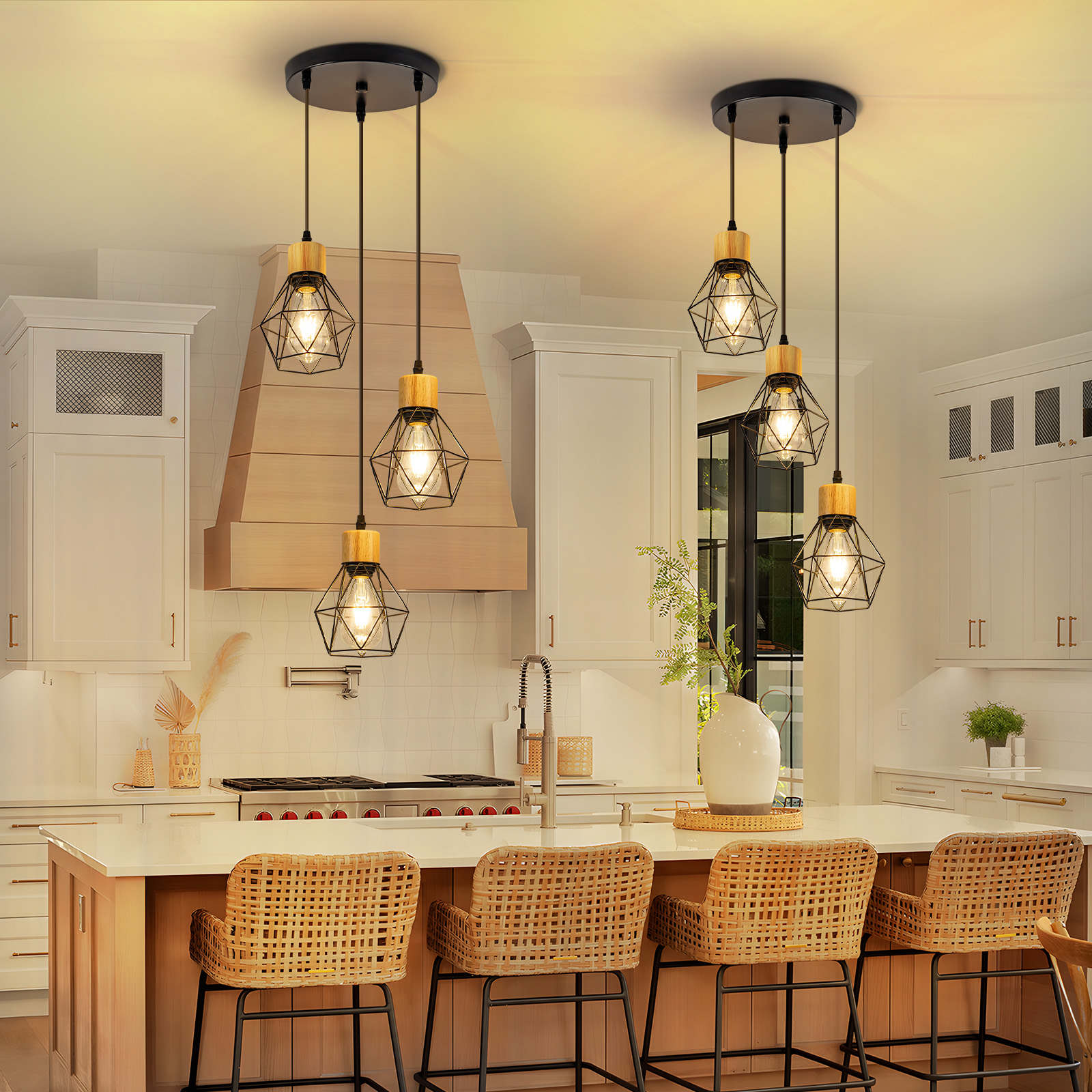 Cocina con isla y luces colgantes. Taburetes de mimbre en la isla. Gabinetes blancos, campana extractora de madera y lámparas.