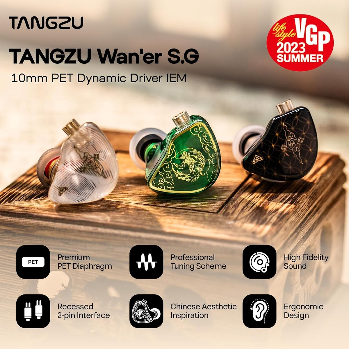 Drie in-ear monitors met ingewikkelde ontwerpen op houten oppervlak. Details zijn gouden accenten, artistieke patronen en branding.