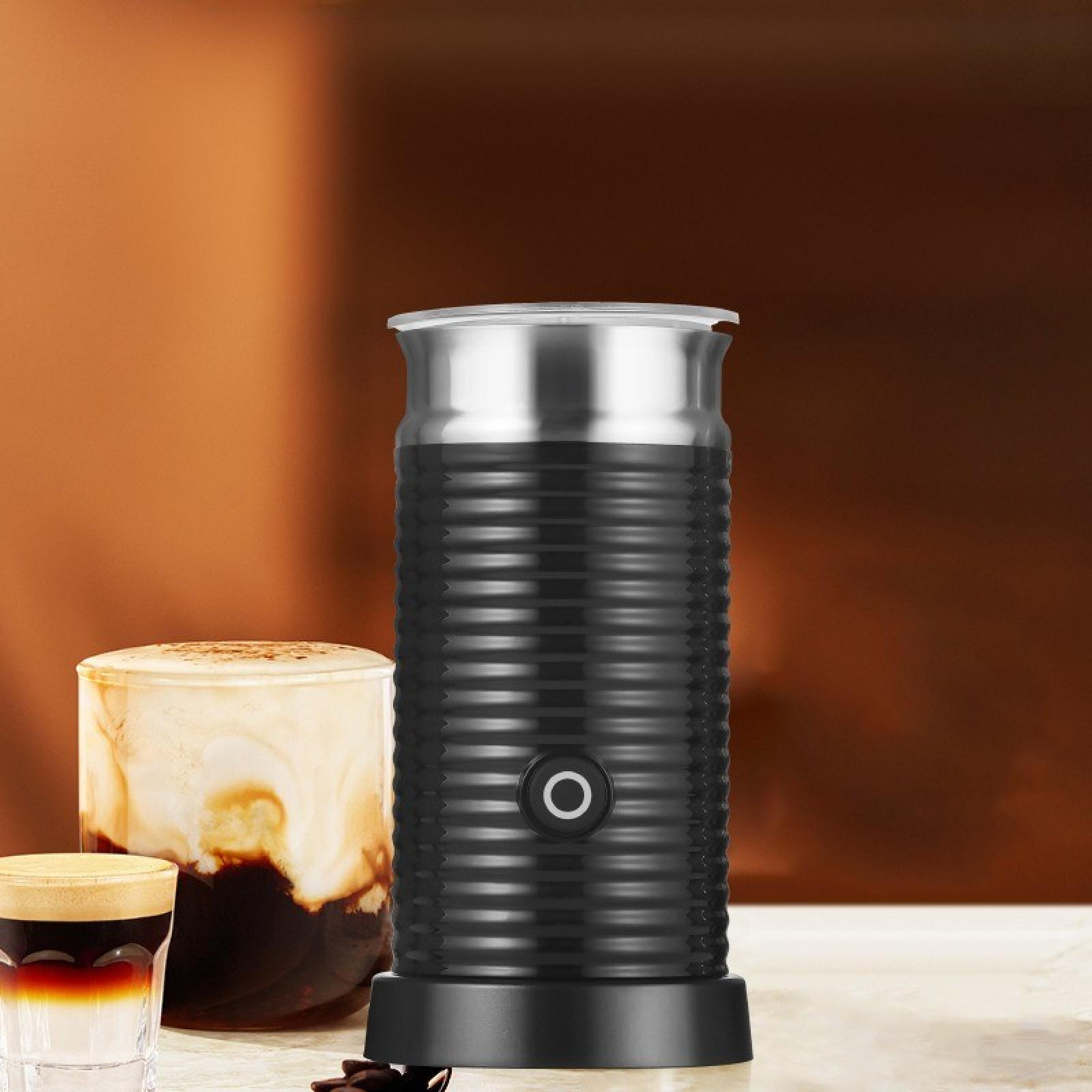 Ein Milchaufschäumer und zwei Kaffeegetränke auf einer Theke. Der Hintergrund ist braun.