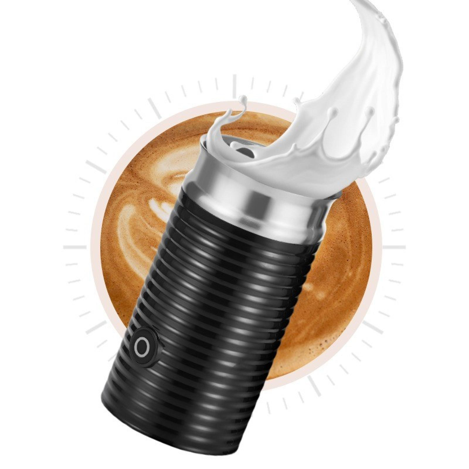 Schwarzer Milchaufschäumer mit Milchschaumspritzer, über Kaffee, weißer Hintergrund.