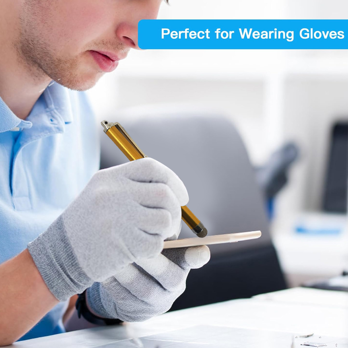 Eine Person mit Handschuhen verwendet einen goldenen Stift auf einem Telefon. Der Text oben sagt: Perfekt zum Tragen von Handschuhen.