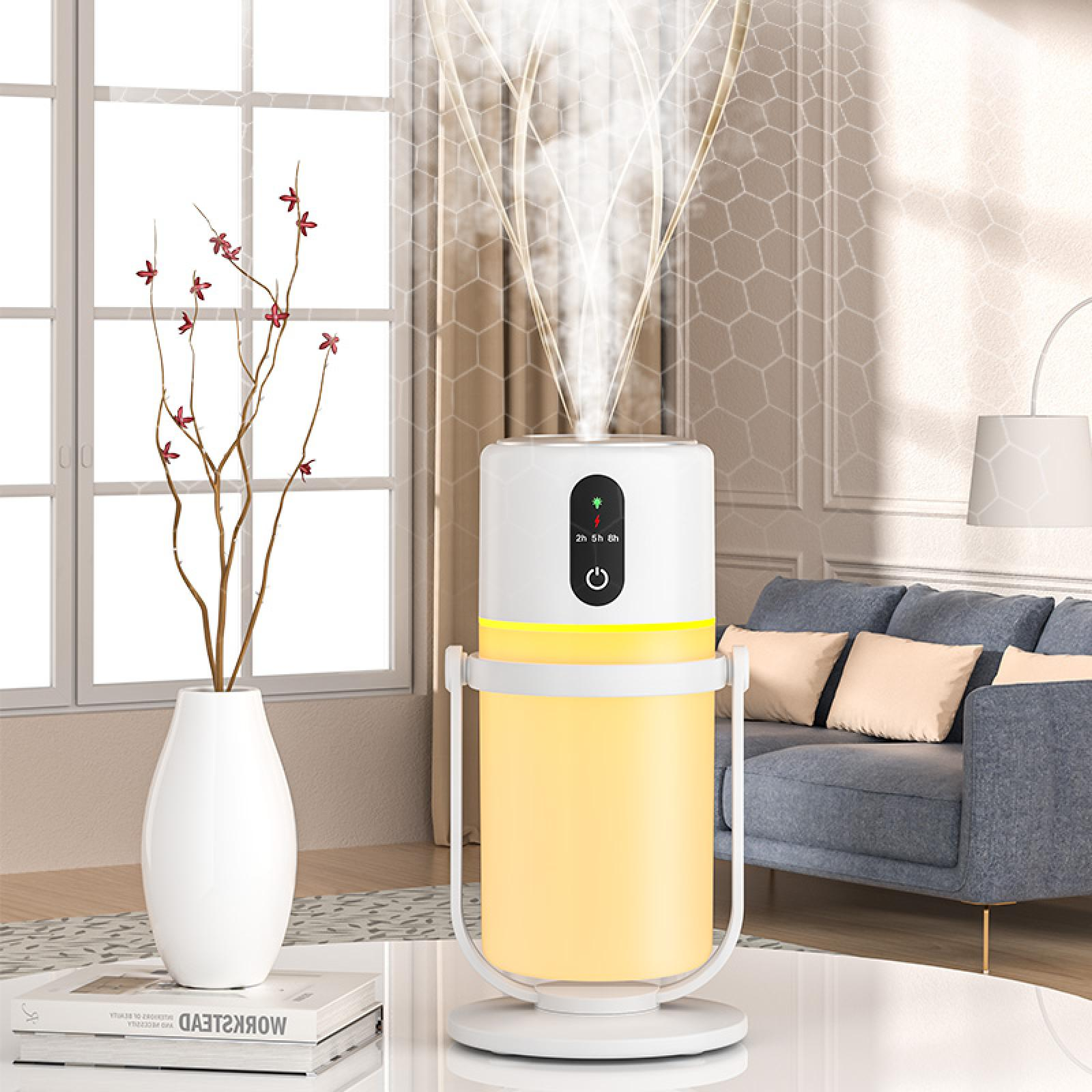 Ein weißer Luftbefeuchter mit Dampf, eine Vase mit Zweigen und ein Sofa im Hintergrund, in der Nähe eines Fensters.
