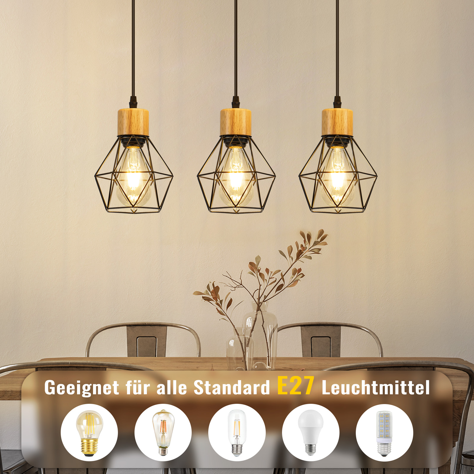Drei Pendelleuchten mit Holzköpfen und geometrischen Metallschirmen hängen über einem Tisch. Verschiedene Glühbirnen sind unten gezeigt.
