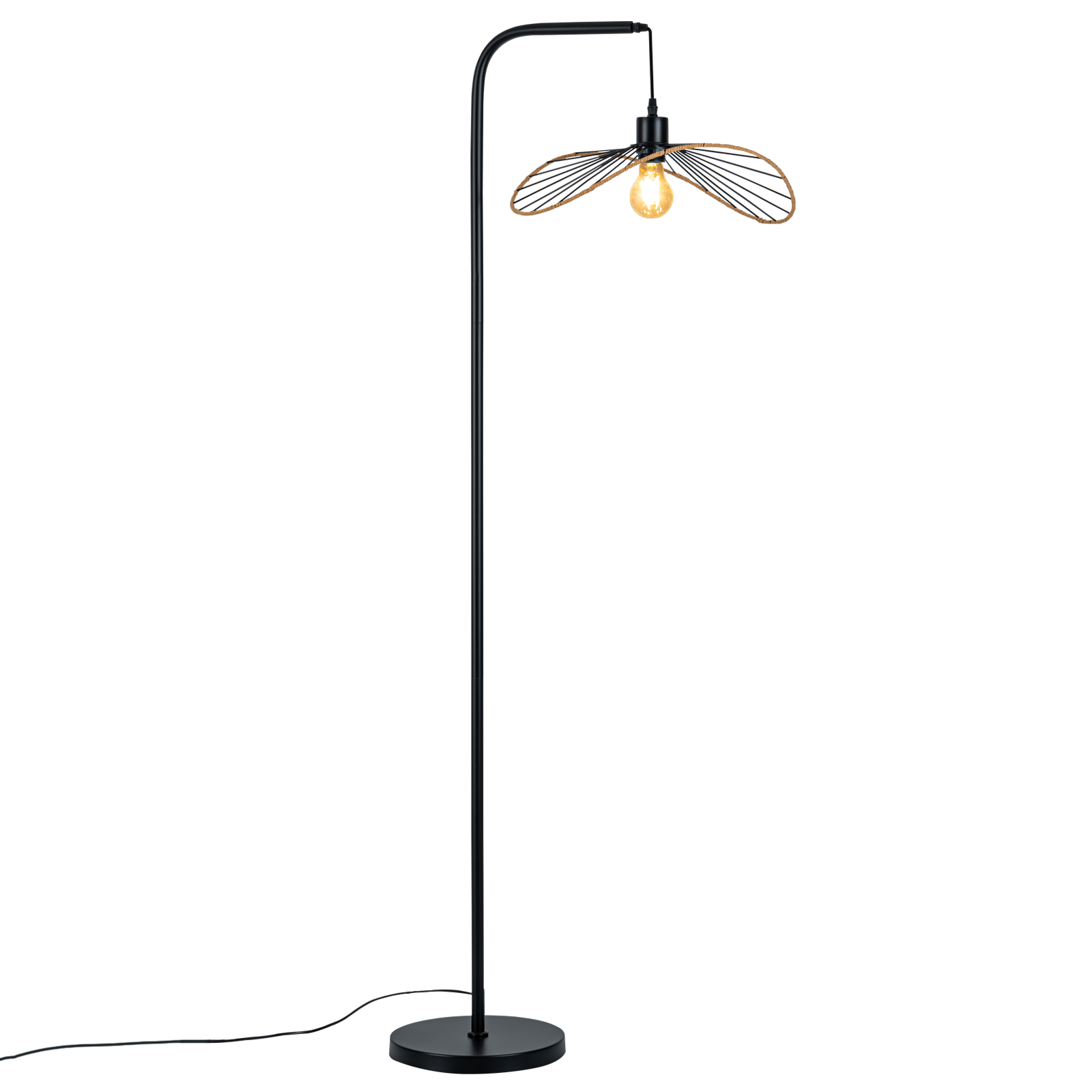 Una moderna lampada da terra nera con un braccio curvo e un design unico del paralume. Il paralume contiene una lampadina.
