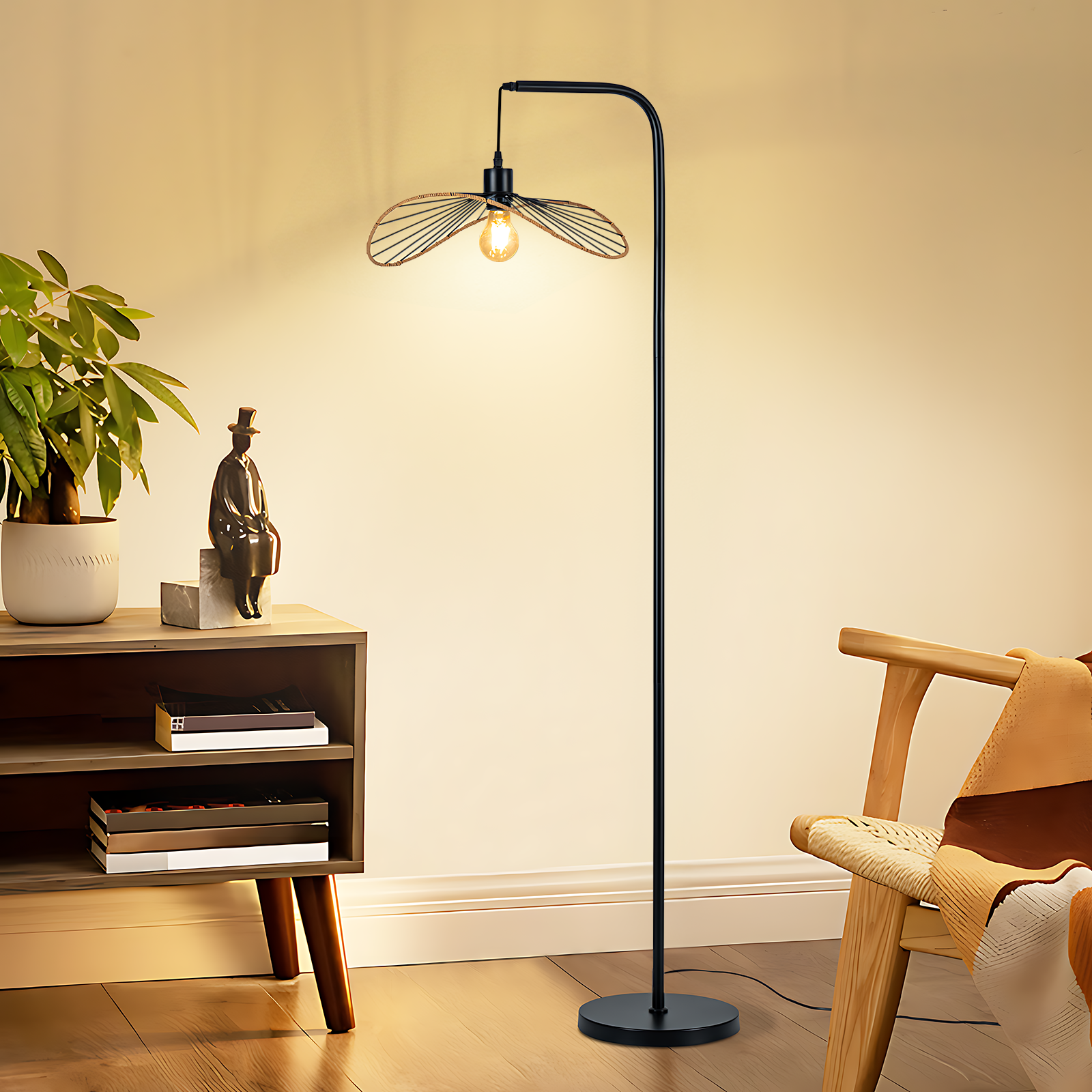Un moderno soggiorno con lampada da terra nera, sedia in legno, pianta e statua su un mobile in legno.