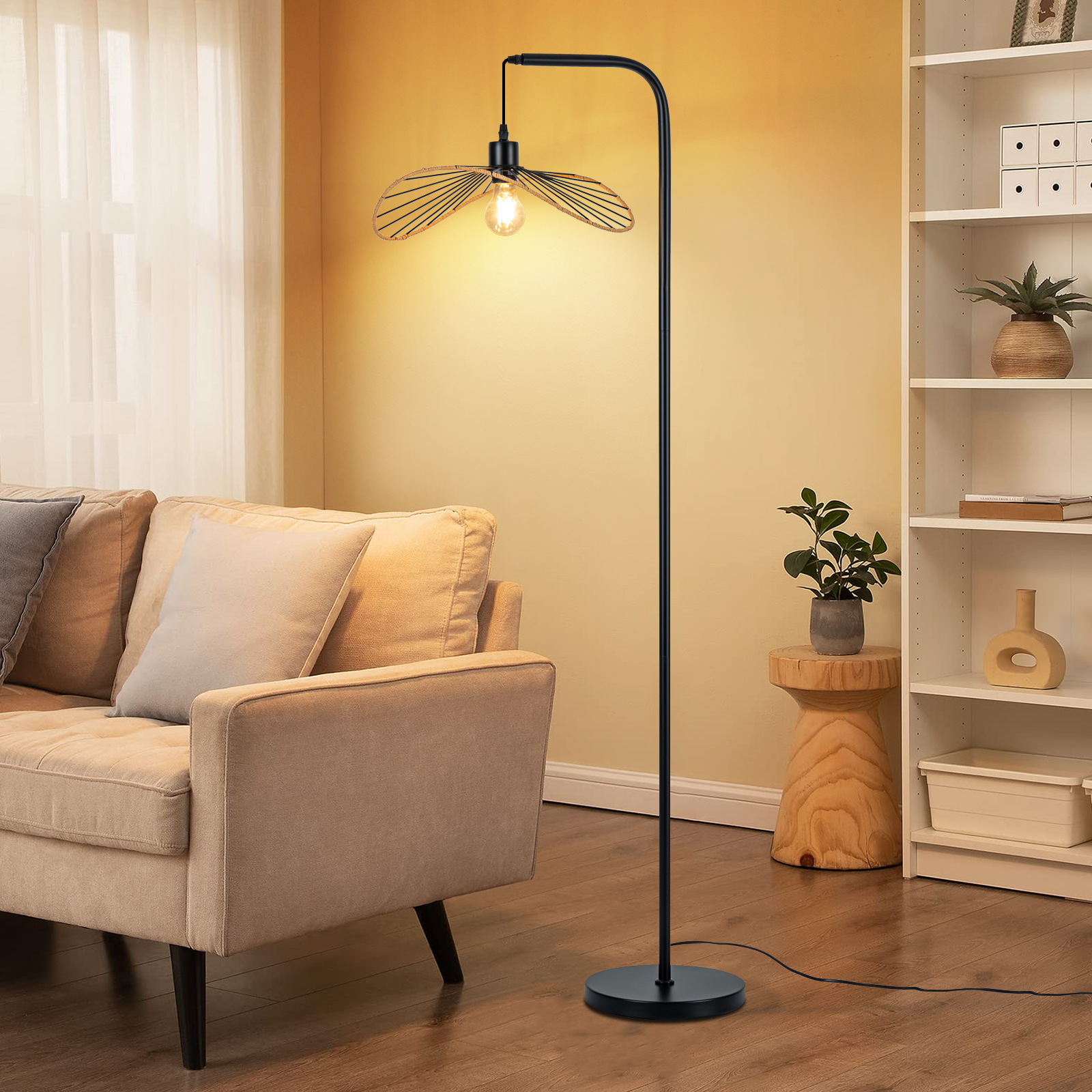 Un moderno soggiorno con lampada da terra, divano, tavolino e libreria. La lampada ha un paralume unico.