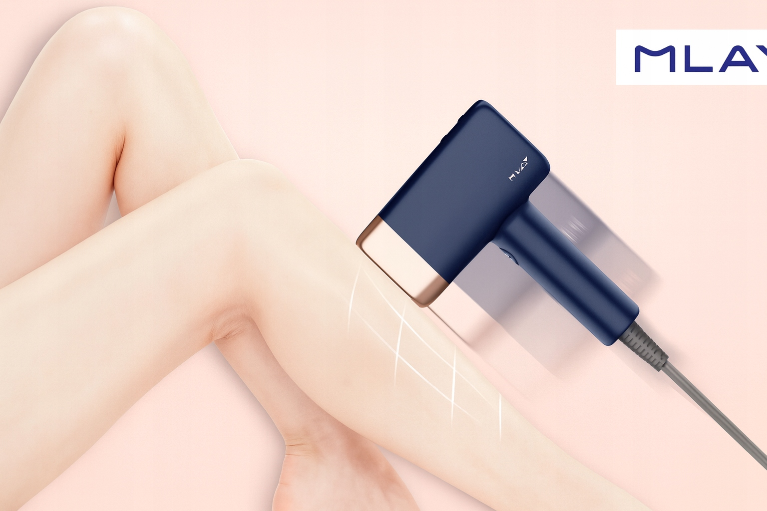 Noga osoby jest poddawana zabiegowi z użyciem niebiesko-złotego urządzenia do usuwania włosów. Tło jest różowe, a urządzenie jest oznaczone jako Mlay.